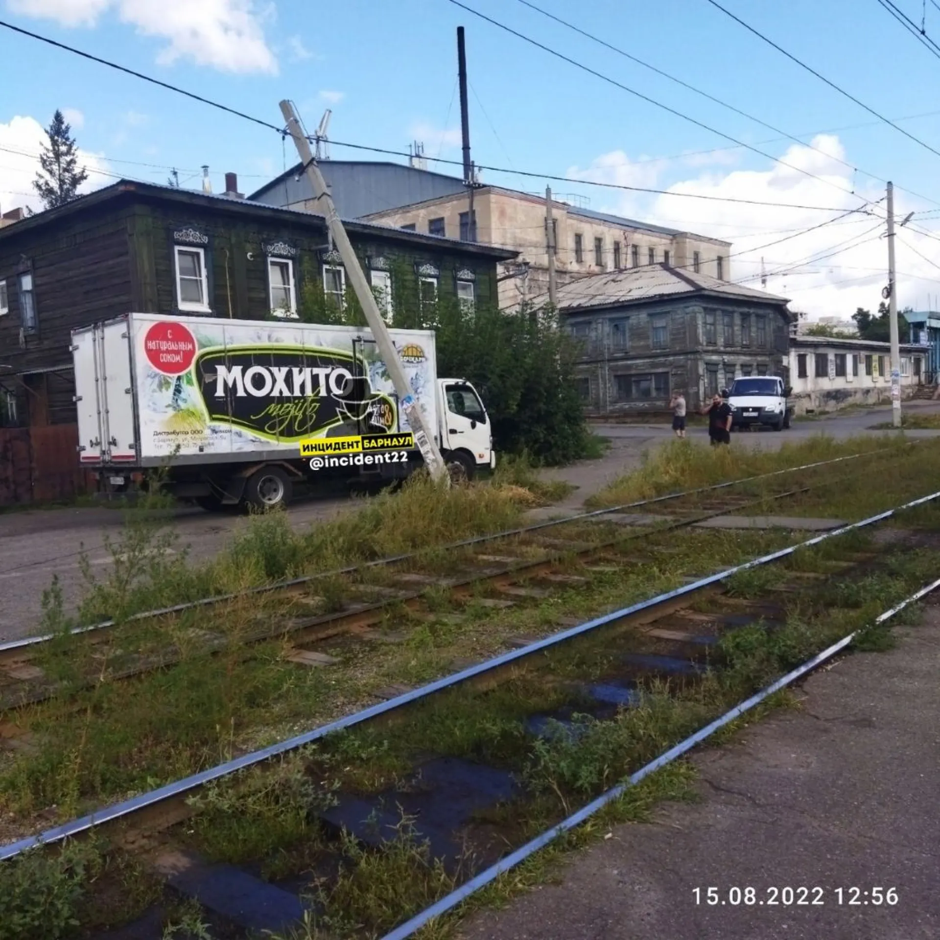 Столб упал на грузовой автомобиль в Барнауле Столб упал на грузовой автомобиль в Барнауле