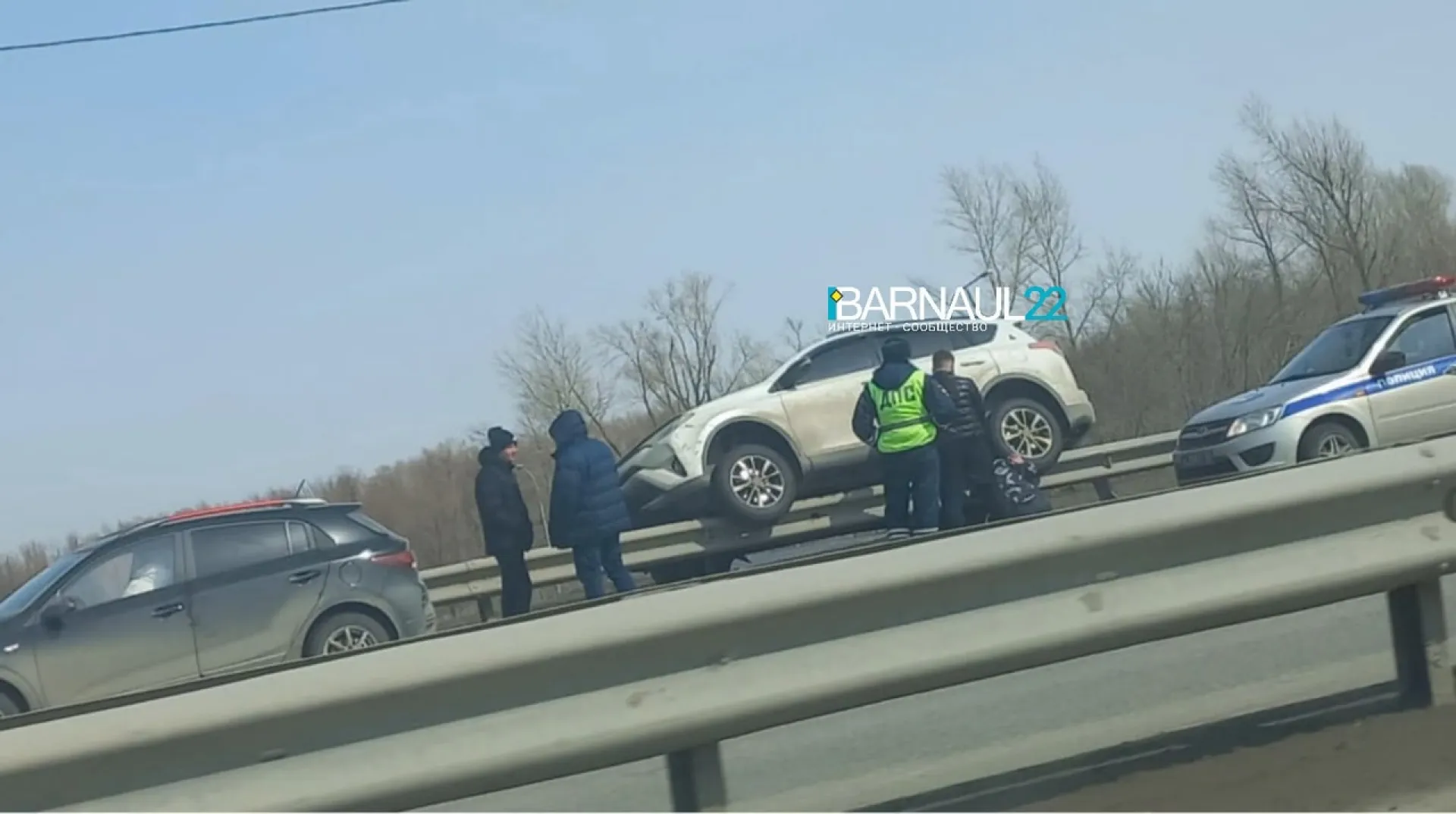 Автомобиль приземлился на дорожное ограждение алтайской трассы Автомобиль приземлился на дорожное ограждение алтайской трассы