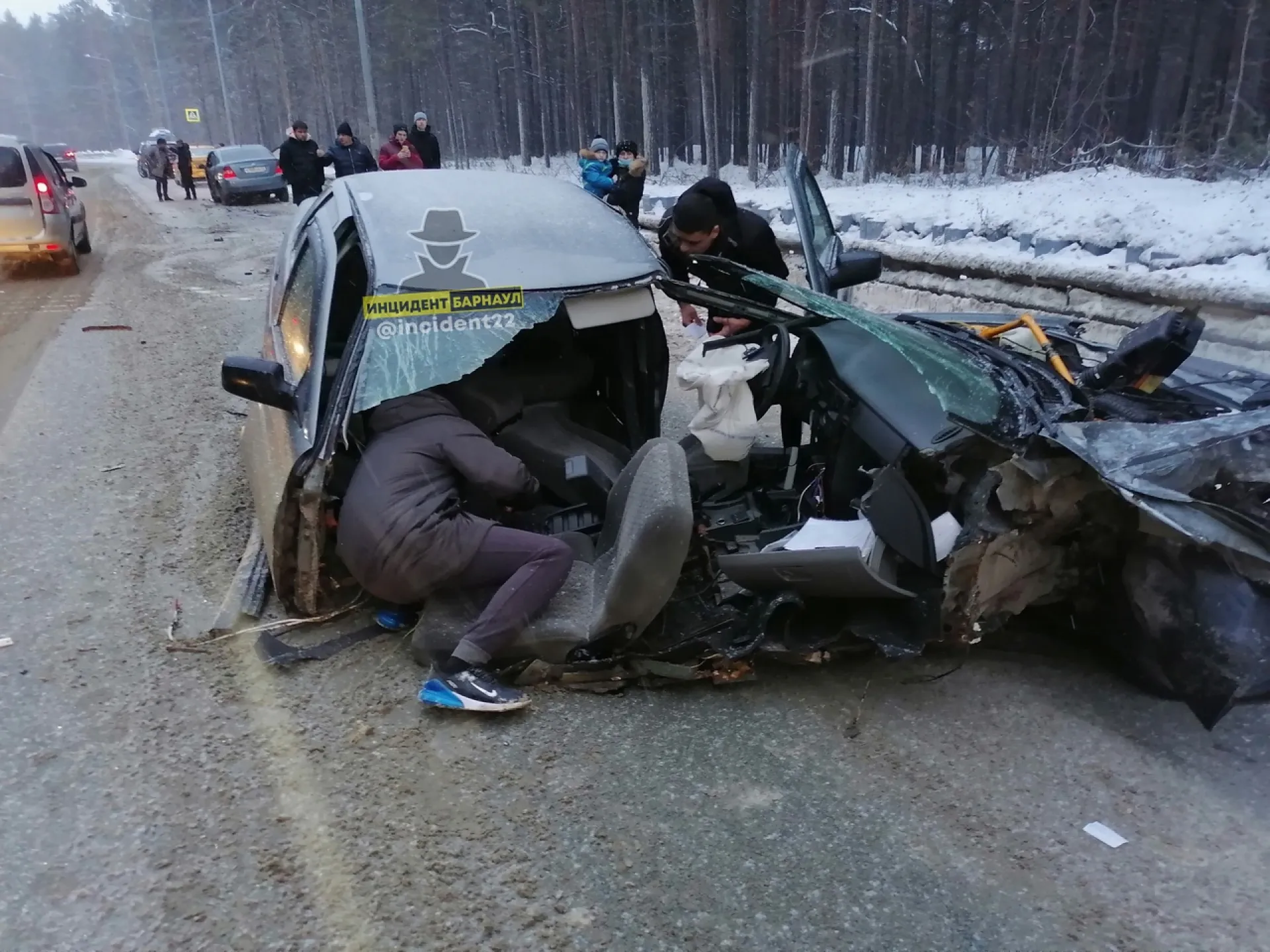 Разорвало пополам. Две машины пострадали в аварии в Ленточном бору в Барнауле Разорвало пополам. Две машины пострадали в аварии в Ленточном бору в Барнауле
