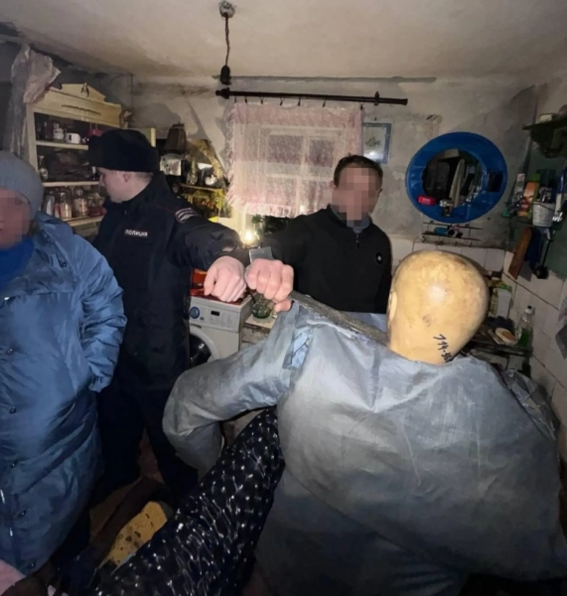 Мужчина, защищая престарелую мать, убил сводного брата в Барнауле Мужчина, защищая престарелую мать, убил сводного брата в Барнауле