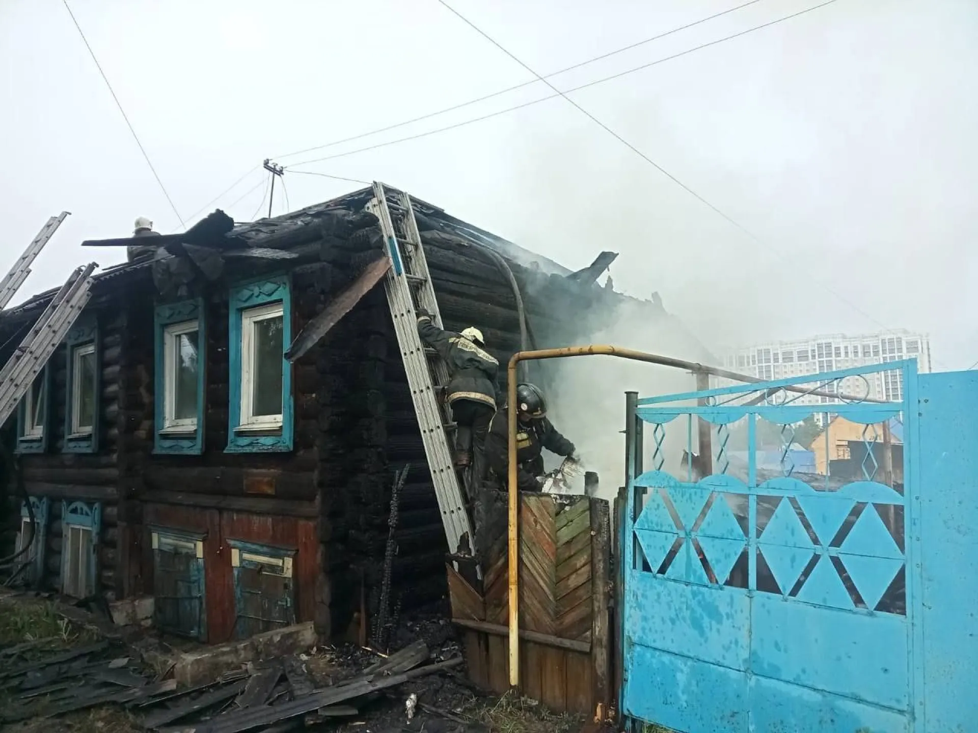 В Барнауле загорелся частный дом с газовым баллоном внутри В Барнауле загорелся частный дом с газовым баллоном внутри