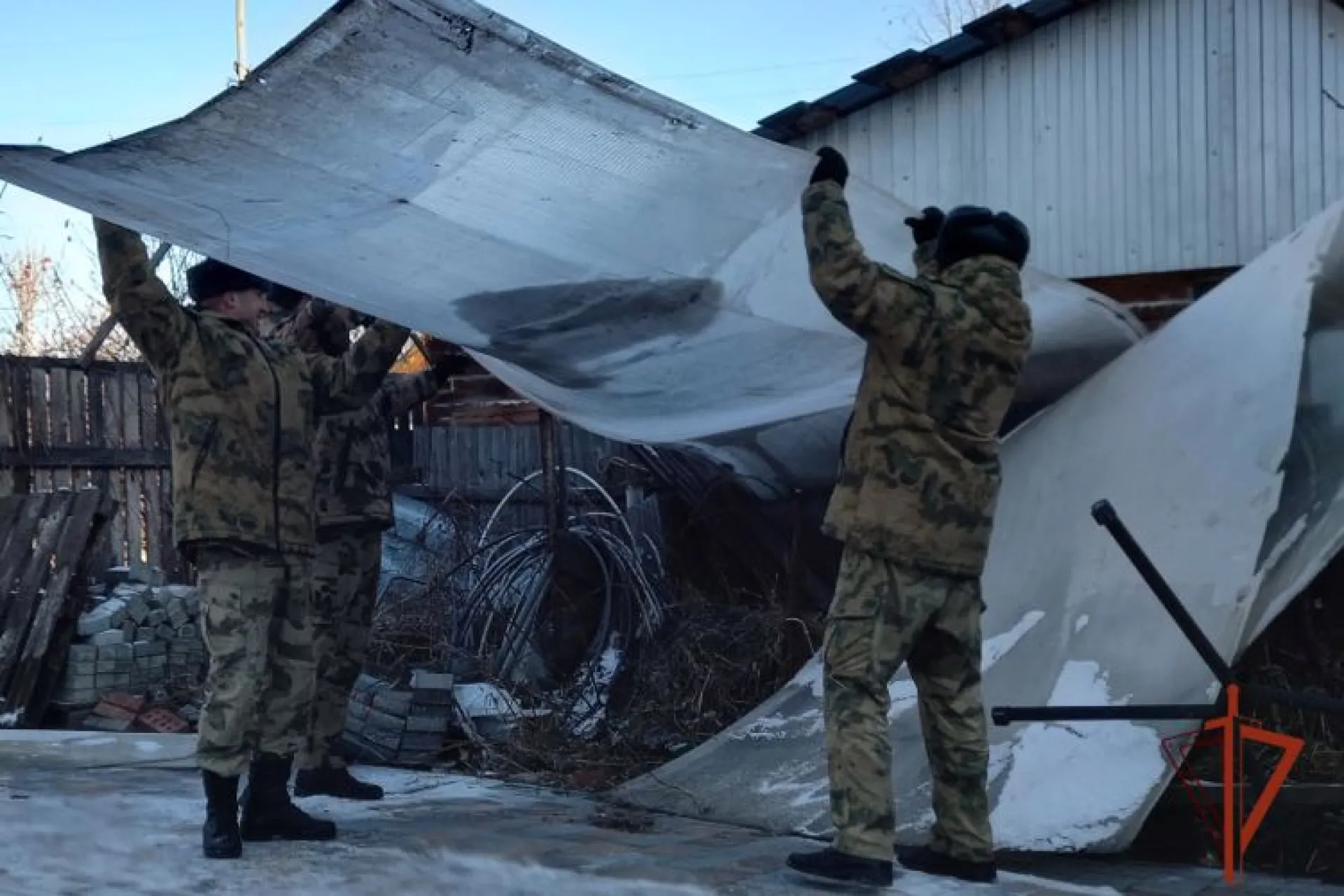 Росгвардейцы помогли вдове бывшего сослуживца в Барнауле