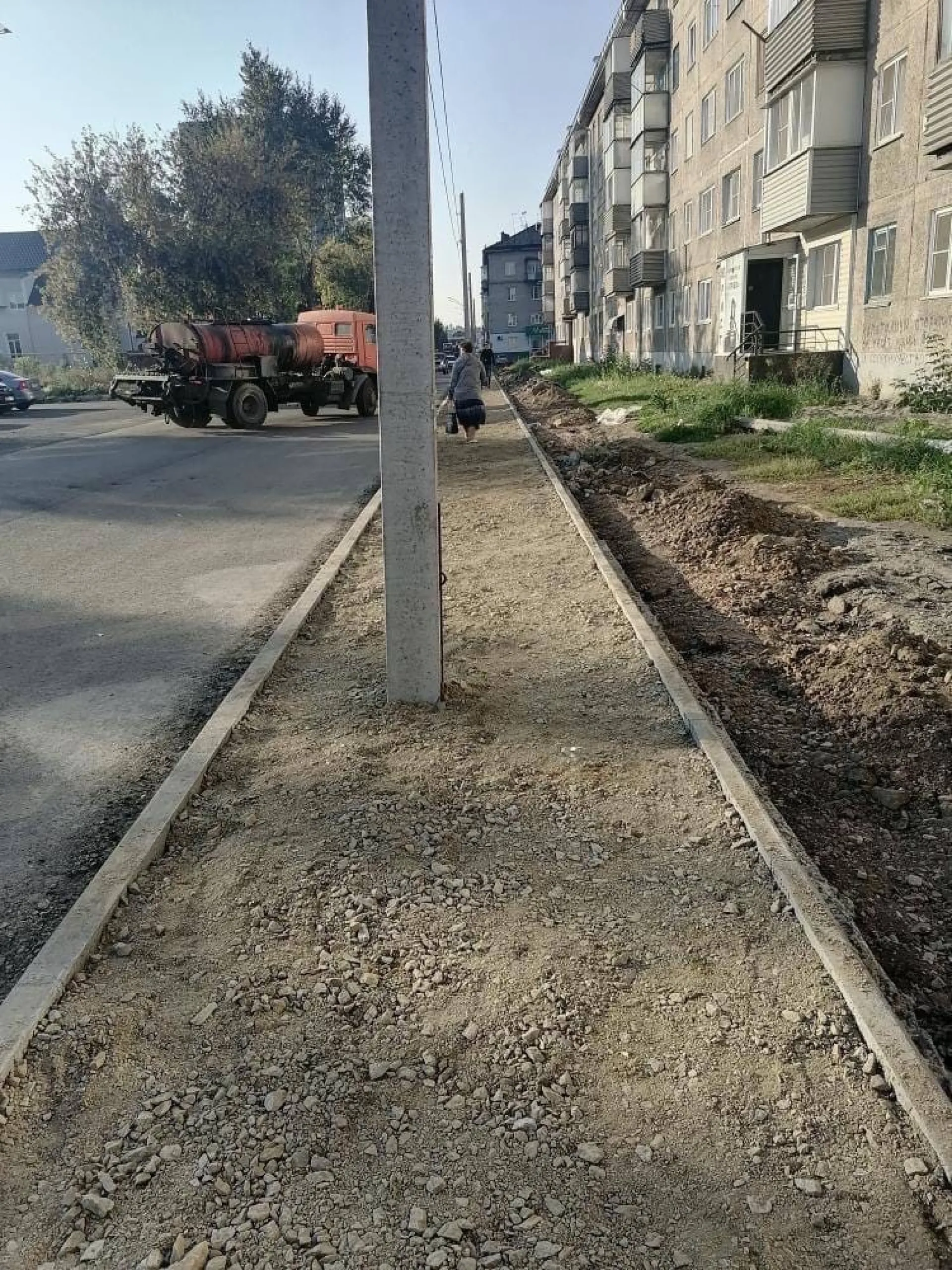Женщина показала новый тротуар со столбом посередине в Новоалтайске Женщина показала новый тротуар со столбом посередине в Новоалтайске