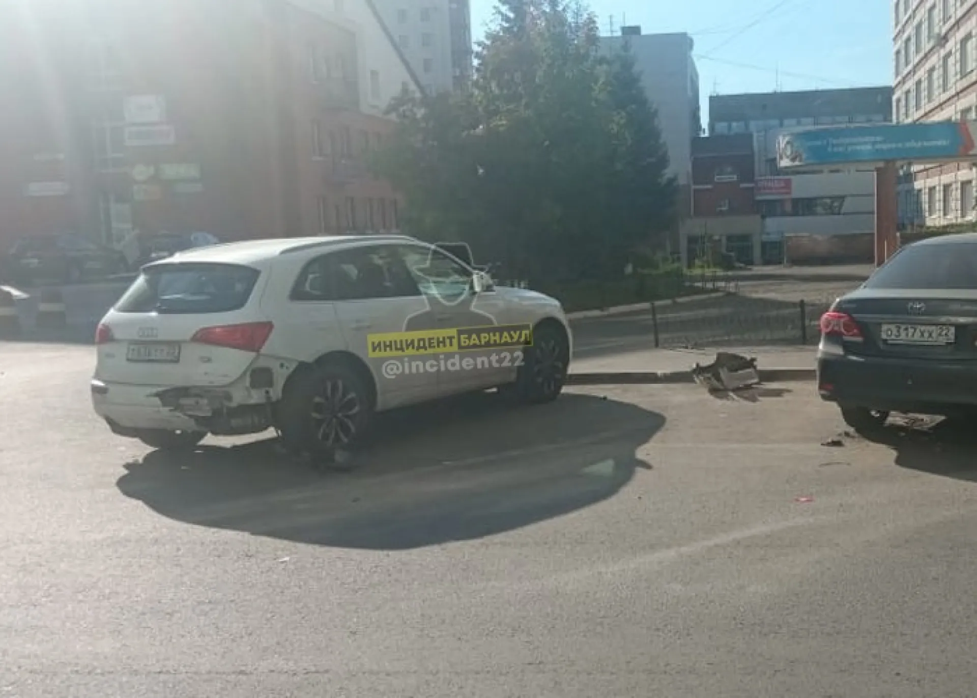 Мотоциклист, делая трюки на дороге, врезался в припаркованный автомобиль в Барнауле Мотоциклист, делая трюки на дороге, врезался в припаркованный автомобиль в Барнауле