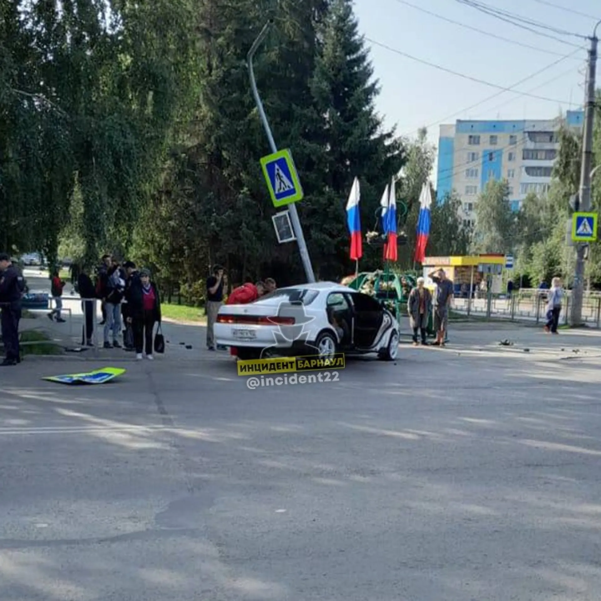 Легковушка врезалась в столб в Барнауле Легковушка врезалась в столб в Барнауле