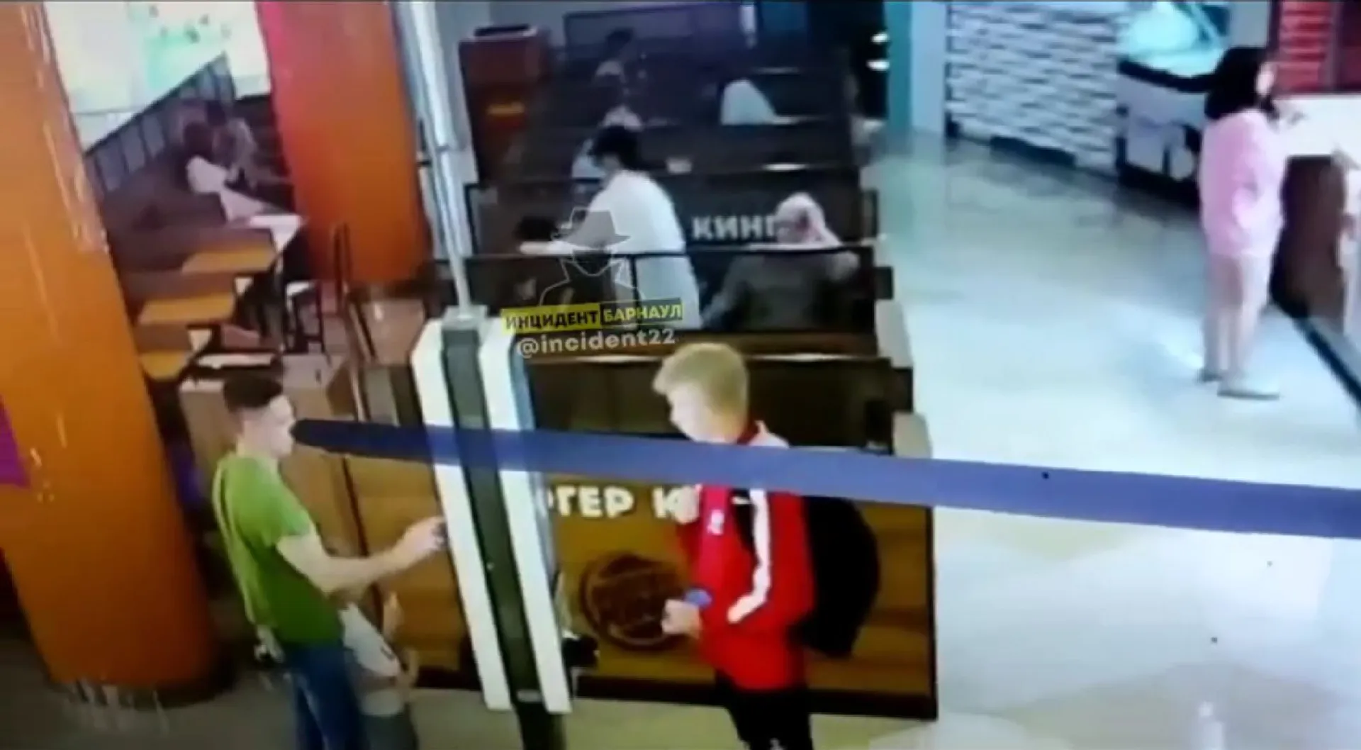 Женщина украла панамку у ребёнка в барнаульском торговом центре Женщина украла панамку у ребёнка в барнаульском торговом центре