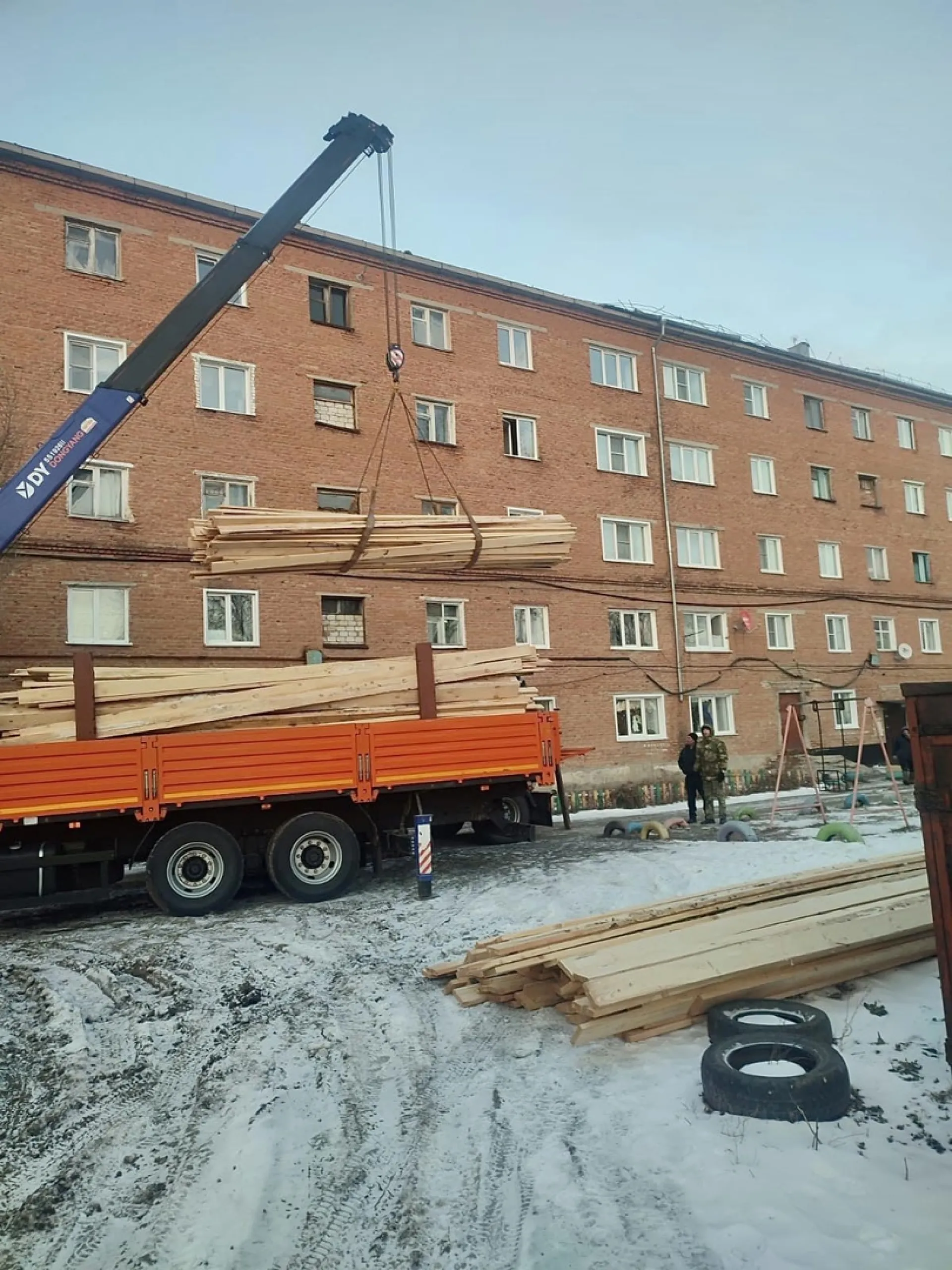 Разрушенную ураганом крышу восстанавливают в Рубцовске Разрушенную ураганом крышу восстанавливают в Рубцовске