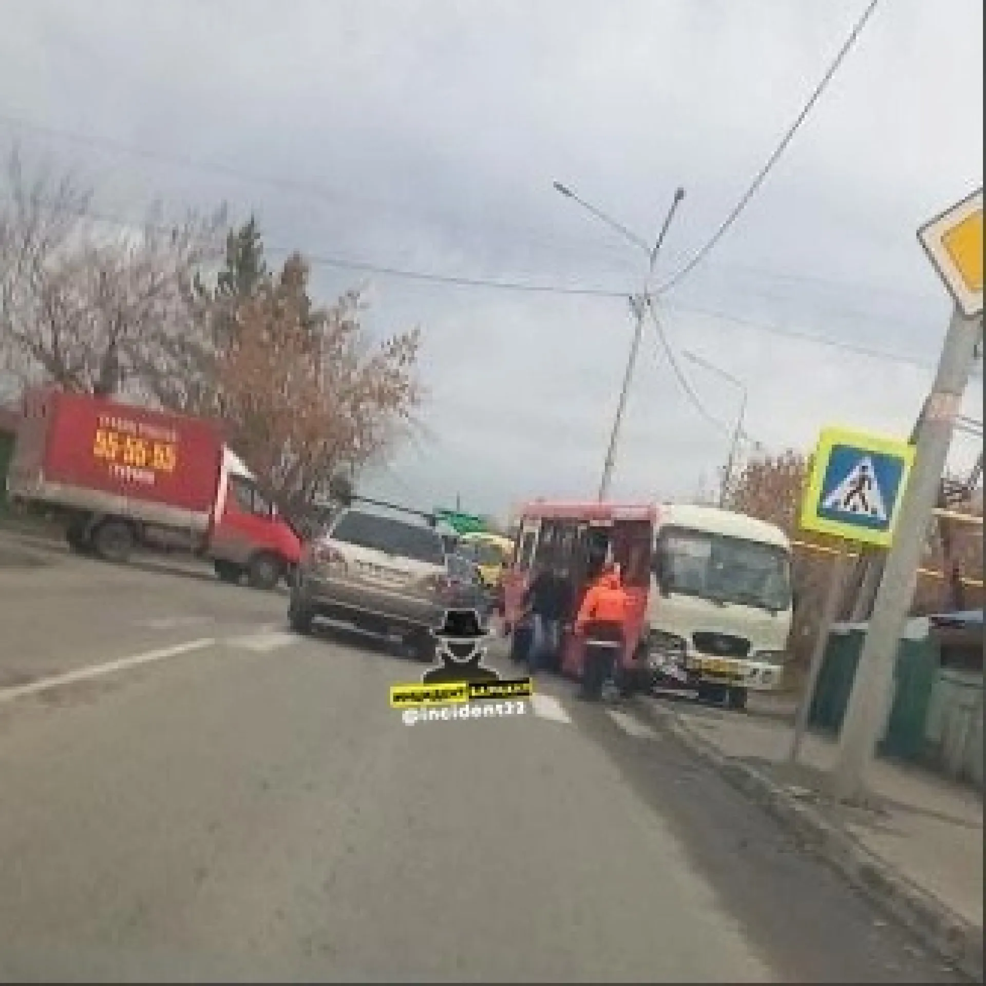 В Барнауле столкнулись фургон и маршрутный автобус В Барнауле столкнулись фургон и маршрутный автобус