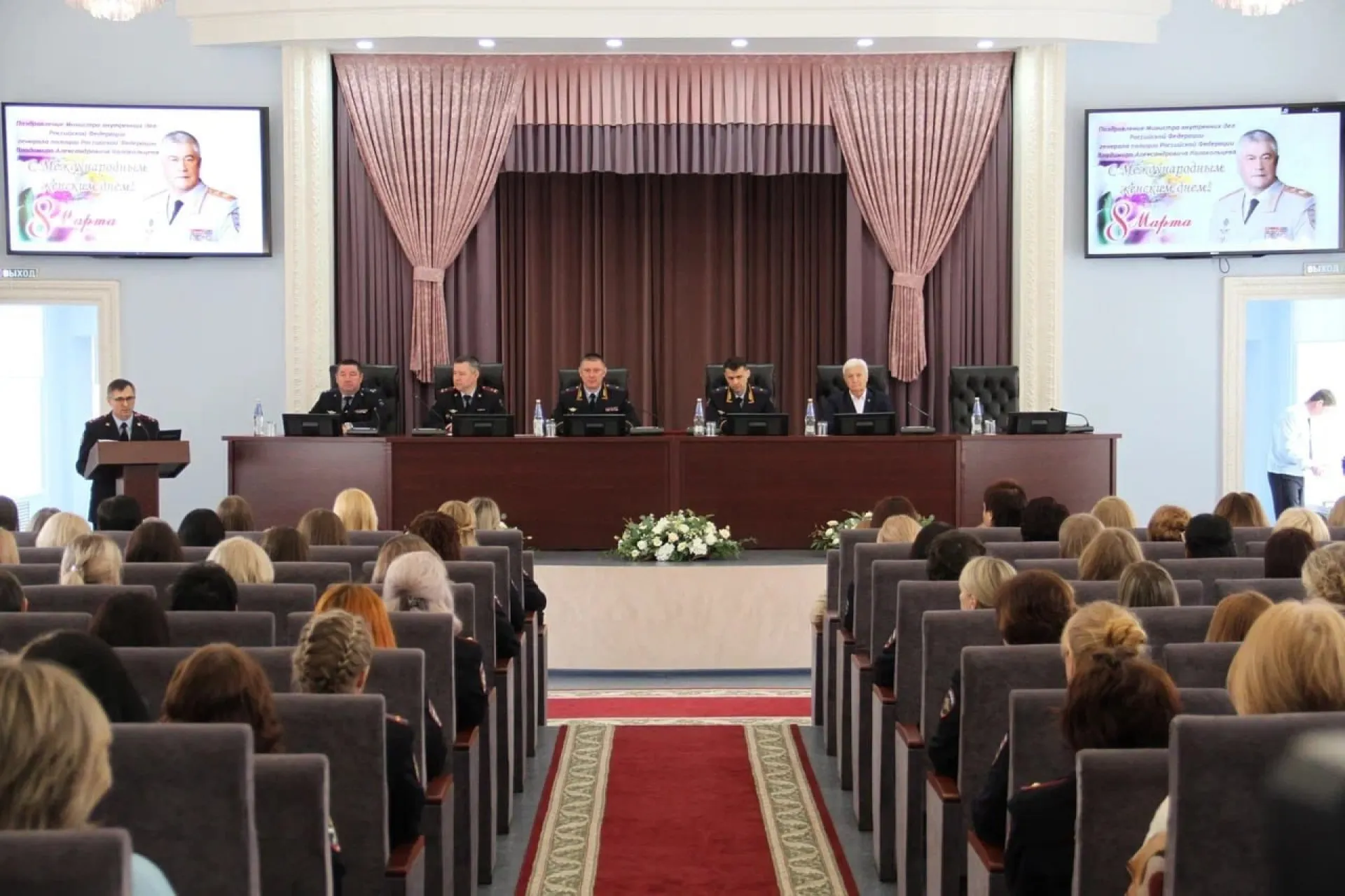 Начальник ГУ МВД России по Алтайскому краю поздравил сотрудниц органов внутренних дел с 8 Марта Начальник ГУ МВД России по Алтайскому краю поздравил сотрудниц органов внутренних дел с 8 Марта