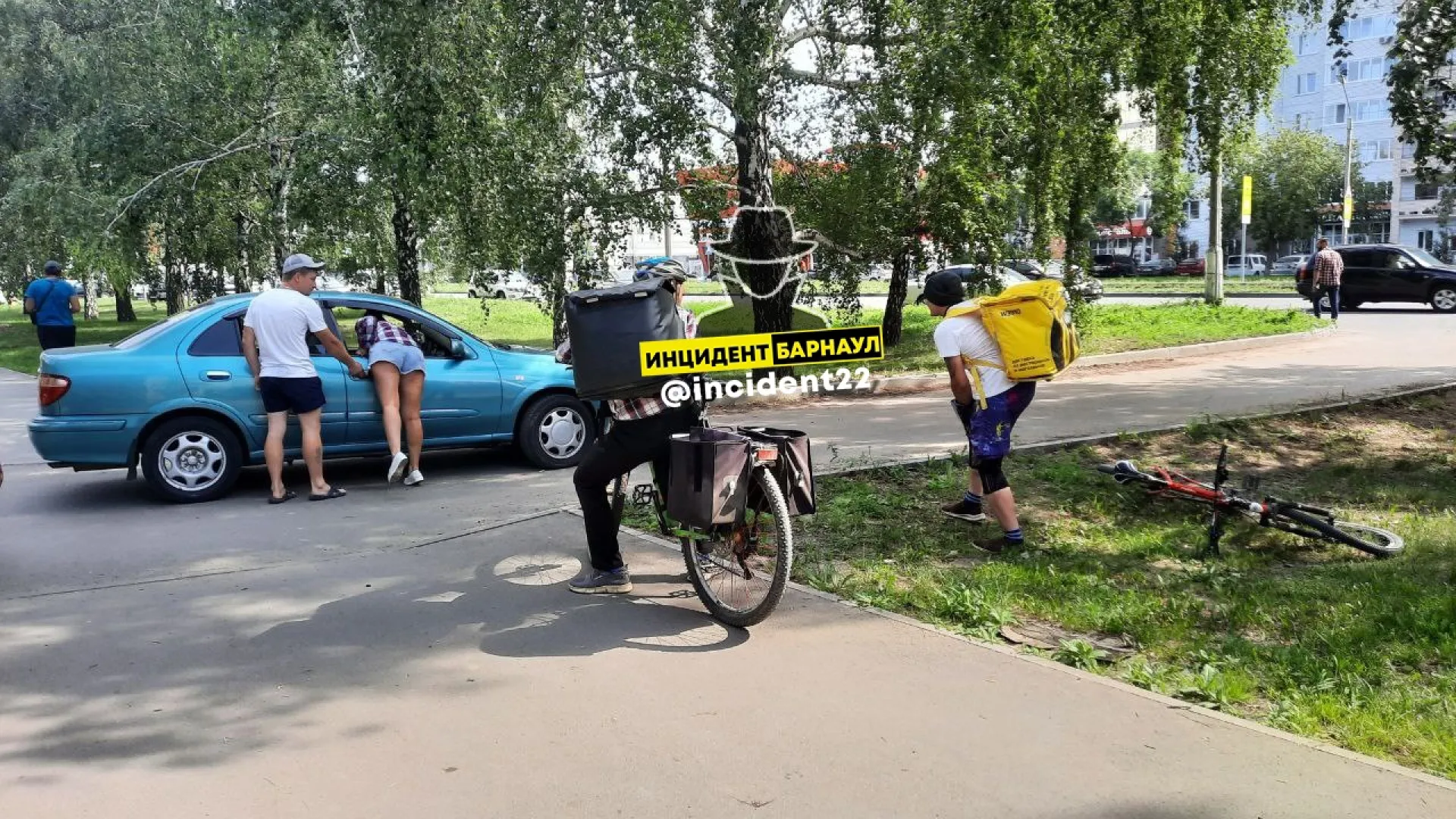 Водитель легковушки сбил доставщика еды в Барнауле Водитель легковушки сбил доставщика еды в Барнауле