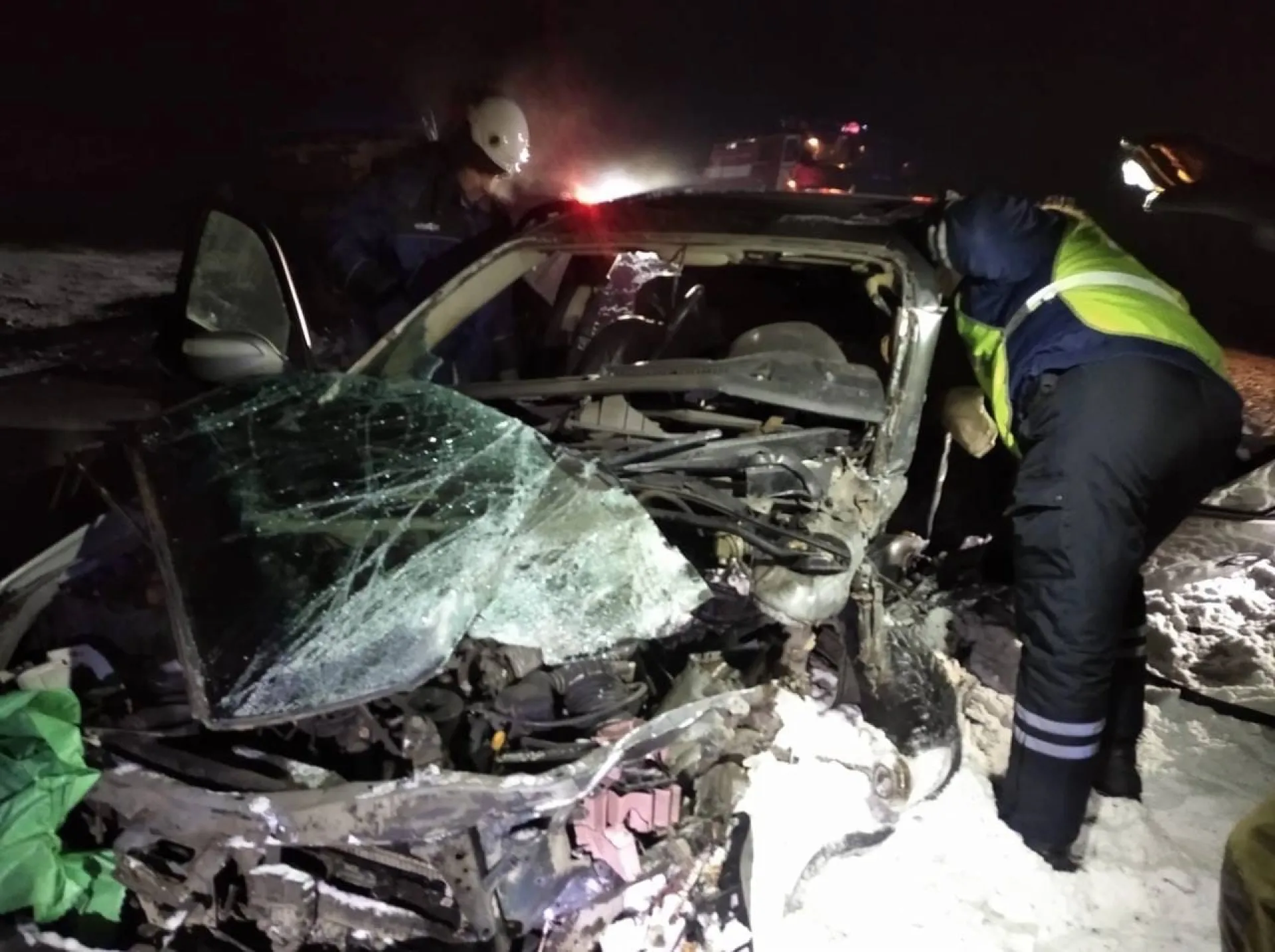 Спасатели Алтайского края вызволили двух человек из автомобилей после ДТП Спасатели Алтайского края вызволили двух человек из автомобилей после ДТП