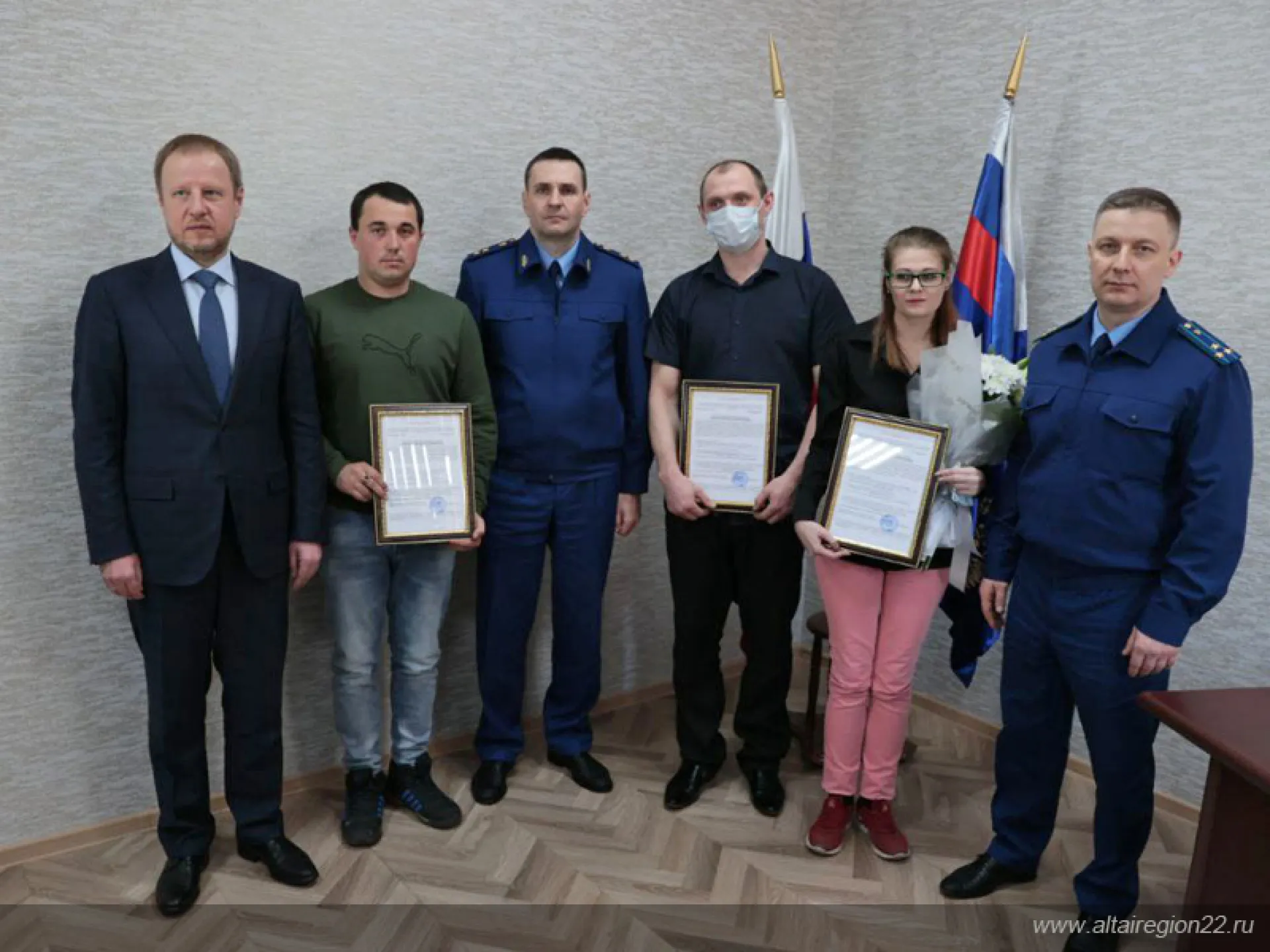 Жилищные сертификаты вручили детям-сиротам в Бийске Жилищные сертификаты вручили детям-сиротам в Бийске