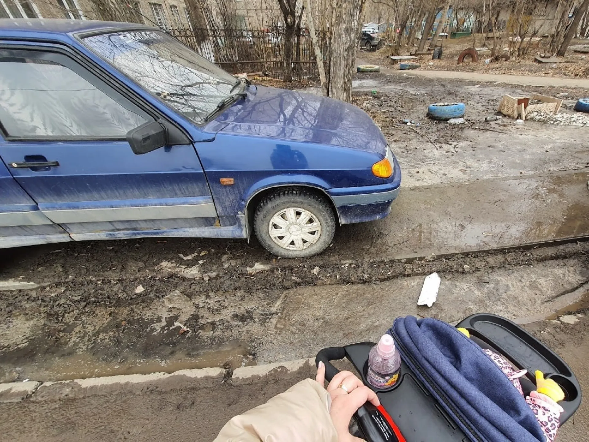 Мастер парковки. Мужчина оставил автомобиль на тротуаре в Барнауле Мастер парковки. Мужчина оставил автомобиль на тротуаре в Барнауле