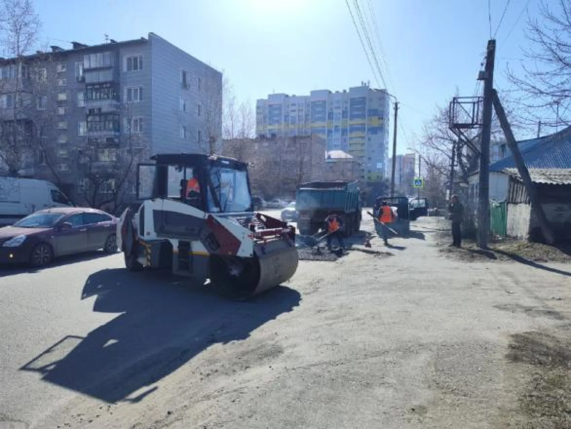 Сотрудники водоканала восстанавливают поврежденную территорию Барнаула Сотрудники водоканала восстанавливают поврежденную территорию Барнаула