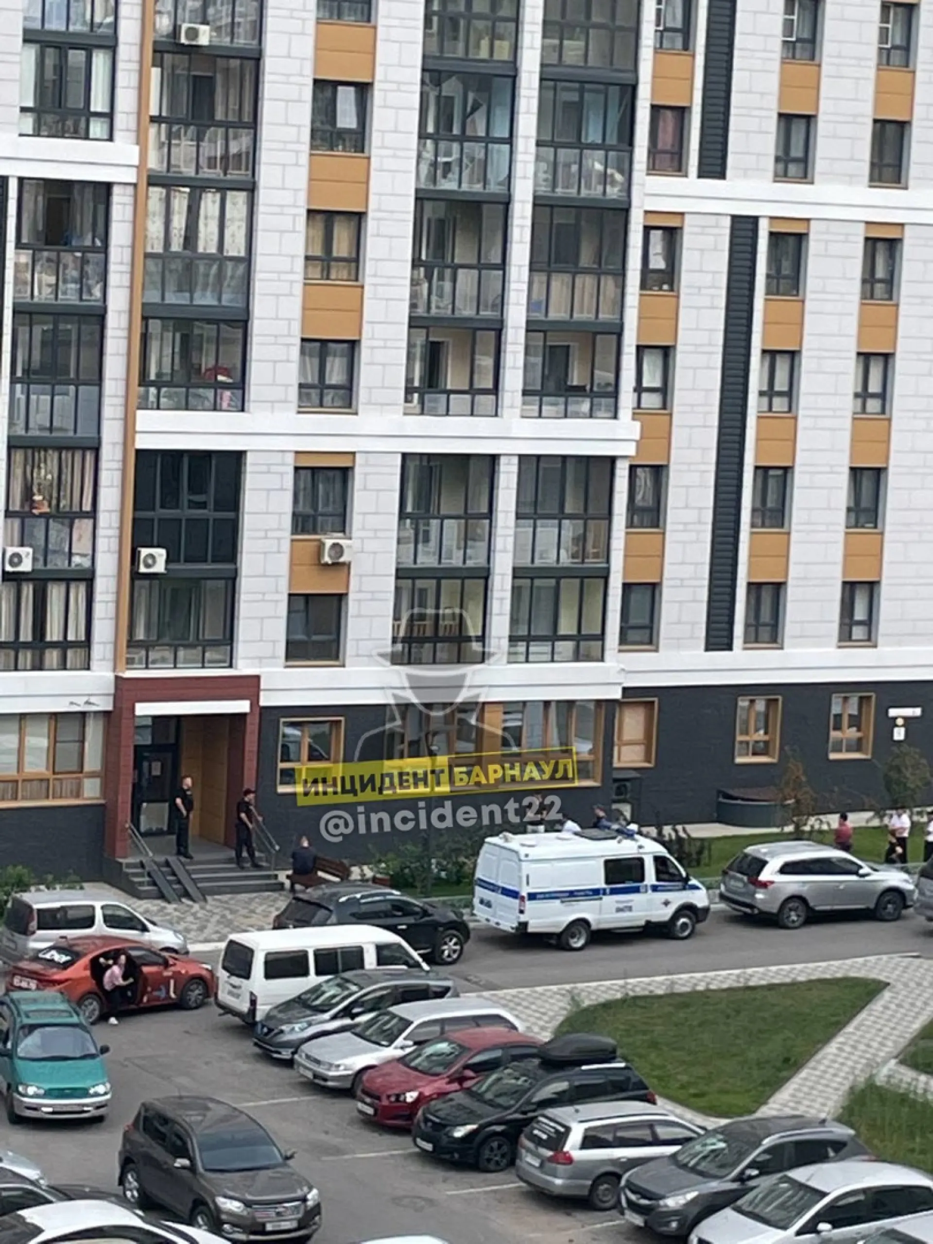 Мужчина выпал из окна в Барнауле Мужчина выпал из окна в Барнауле