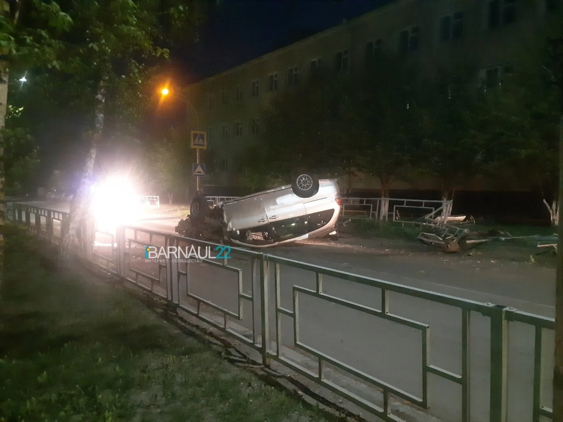 Очевидцы: автомобиль перевернулся на крышу во время погони в Барнауле Очевидцы: автомобиль перевернулся на крышу во время погони в Барнауле