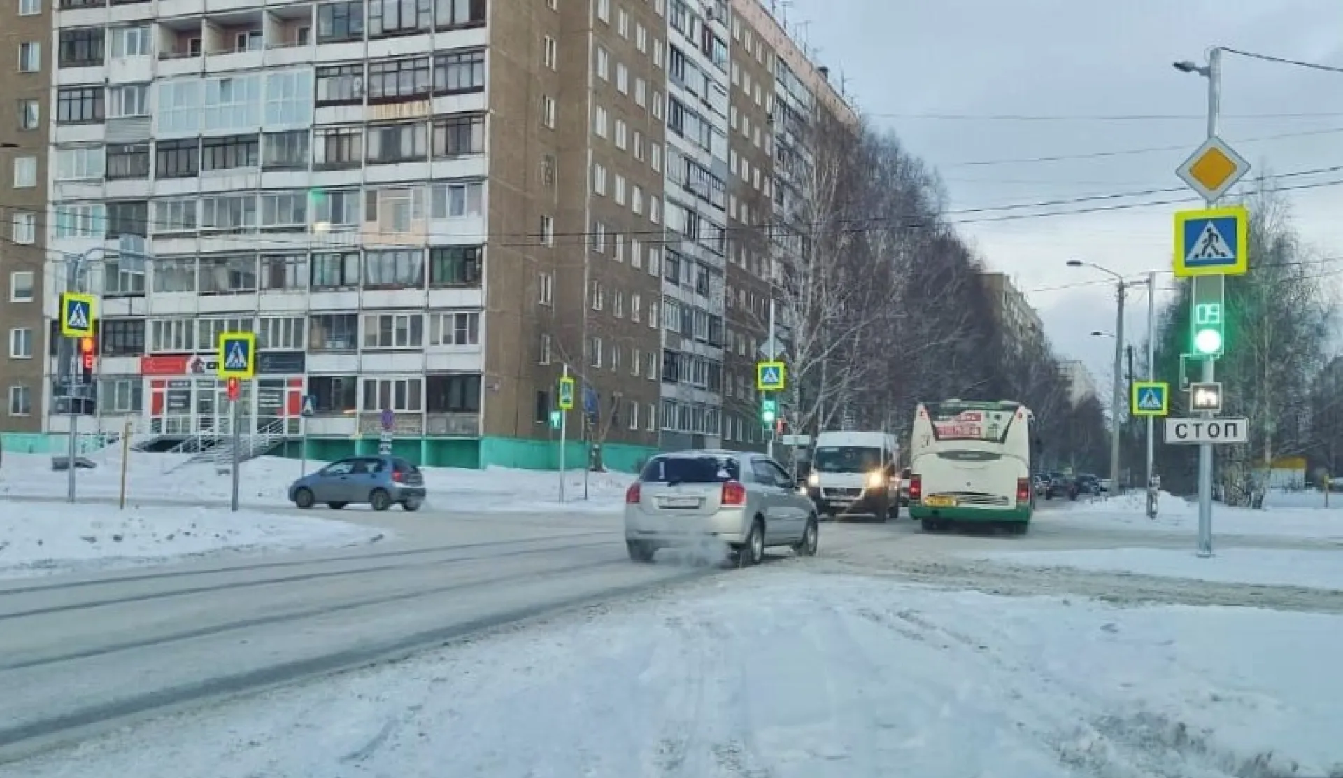 Новый светофор установили на перекрёстке в Барнауле Новый светофор установили на перекрёстке в Барнауле