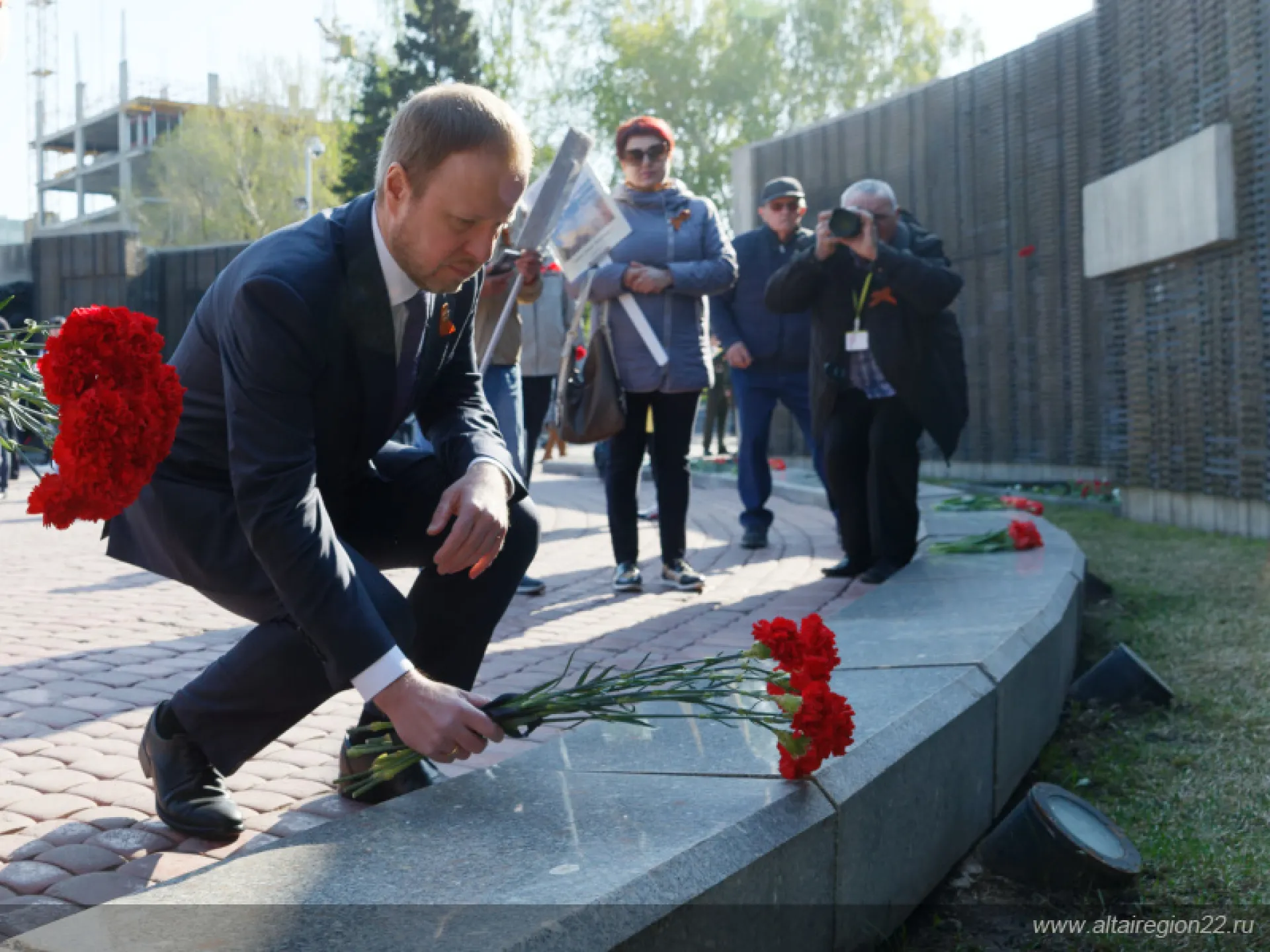 Виктор Томенко возложил цветы к Мемориалу Славы в Барнауле Виктор Томенко возложил цветы к Мемориалу Славы в Барнауле