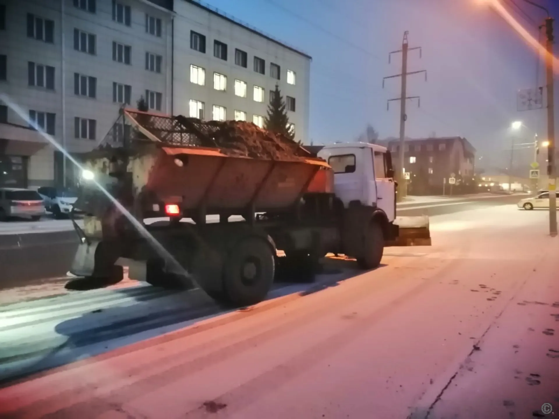 В Барнауле приступили к уборке дорог от снега В Барнауле приступили к уборке дорог от снега