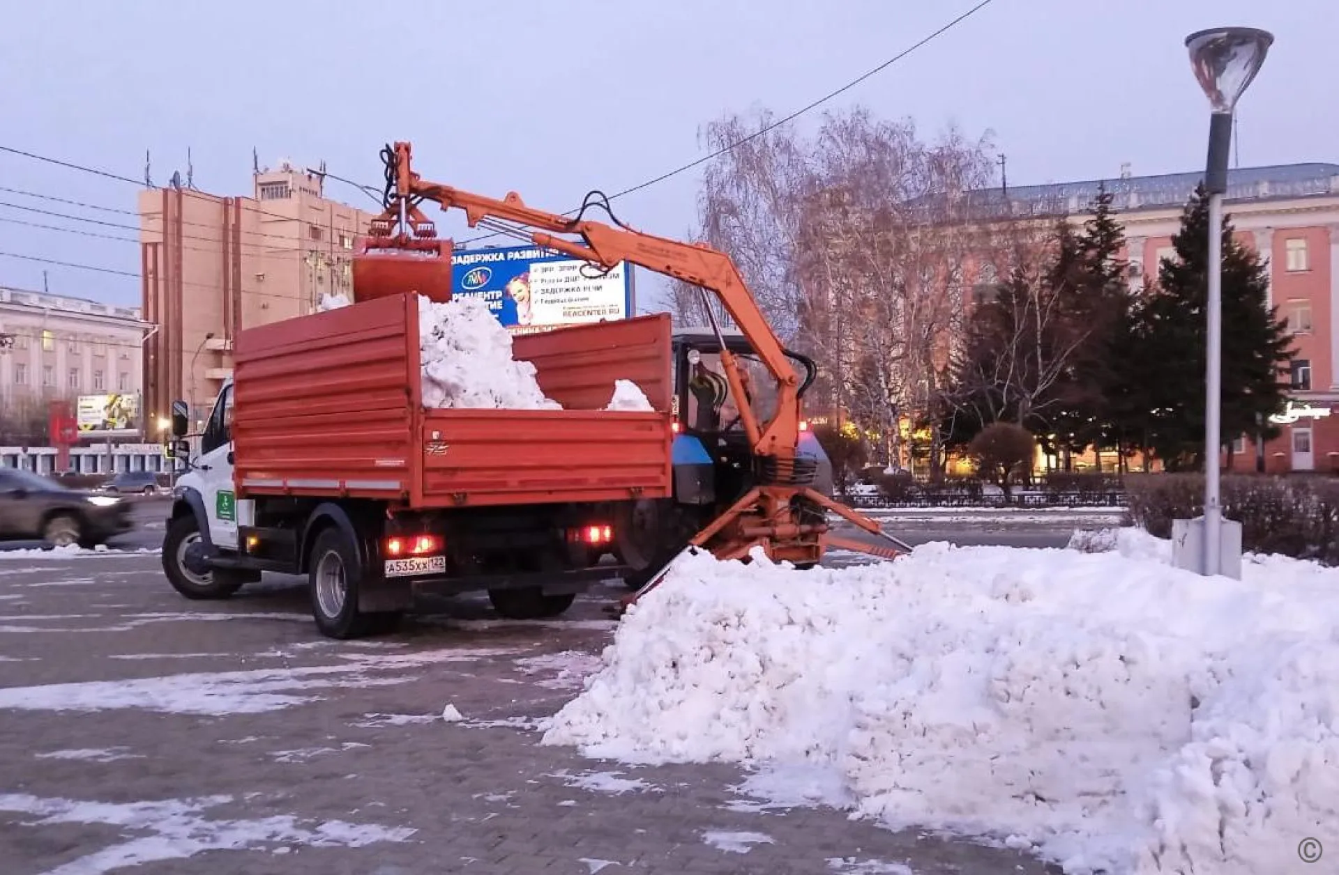 Около четырёх тысяч кубометров снега вывезли с дорог Барнаула за выходные Около четырёх тысяч кубометров снега вывезли с дорог Барнаула за выходные