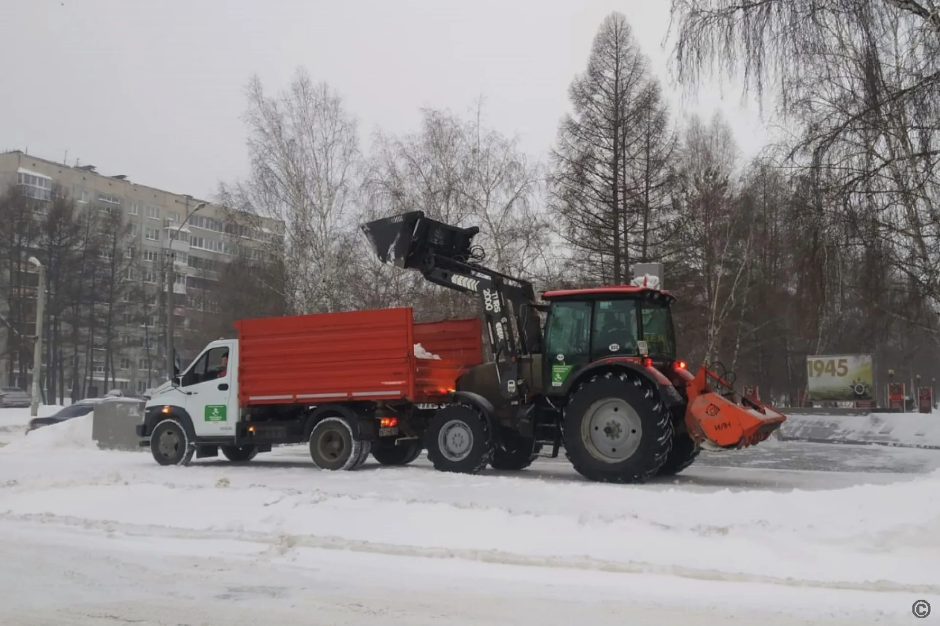 Более 22 тысяч кубометров снега вывезли из Барнаула за выходные Более 22 тысяч кубометров снега вывезли из Барнаула за выходные