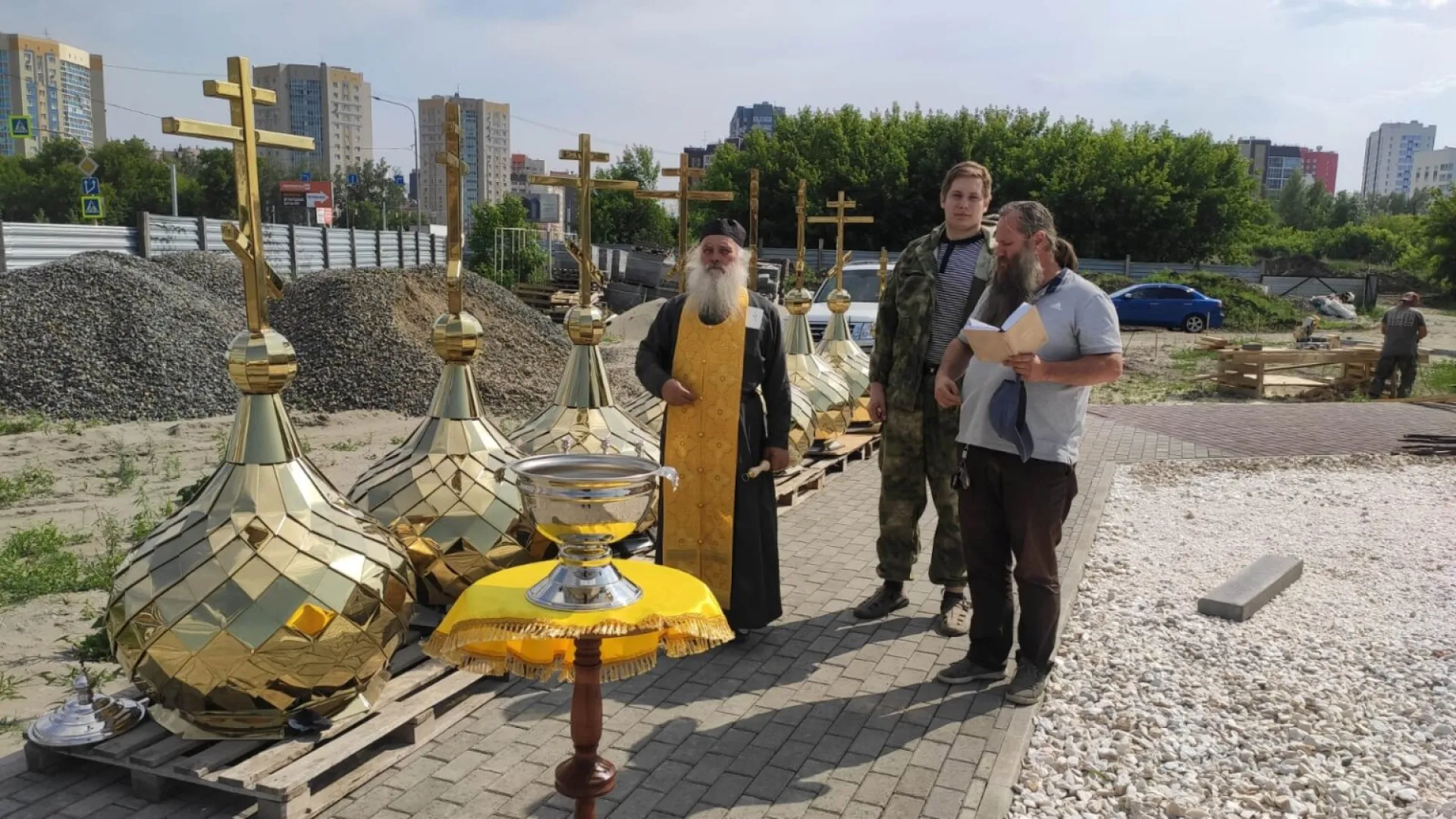 Купола нового храма освятили в Барнауле