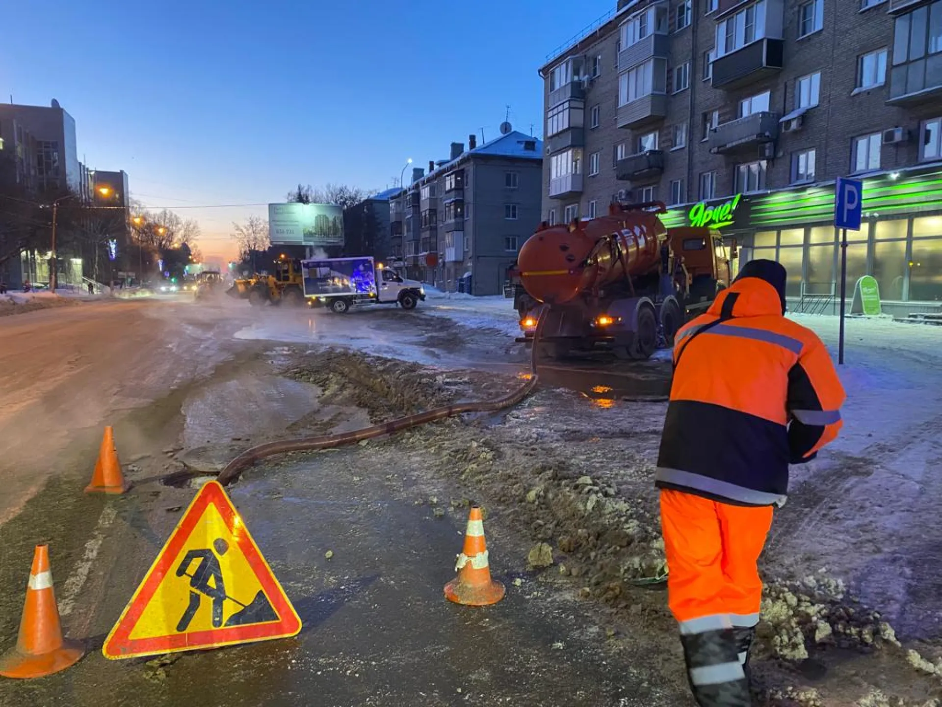 В центре Барнаула случился прорыв водопроводной трубы В центре Барнаула случился прорыв водопроводной трубы