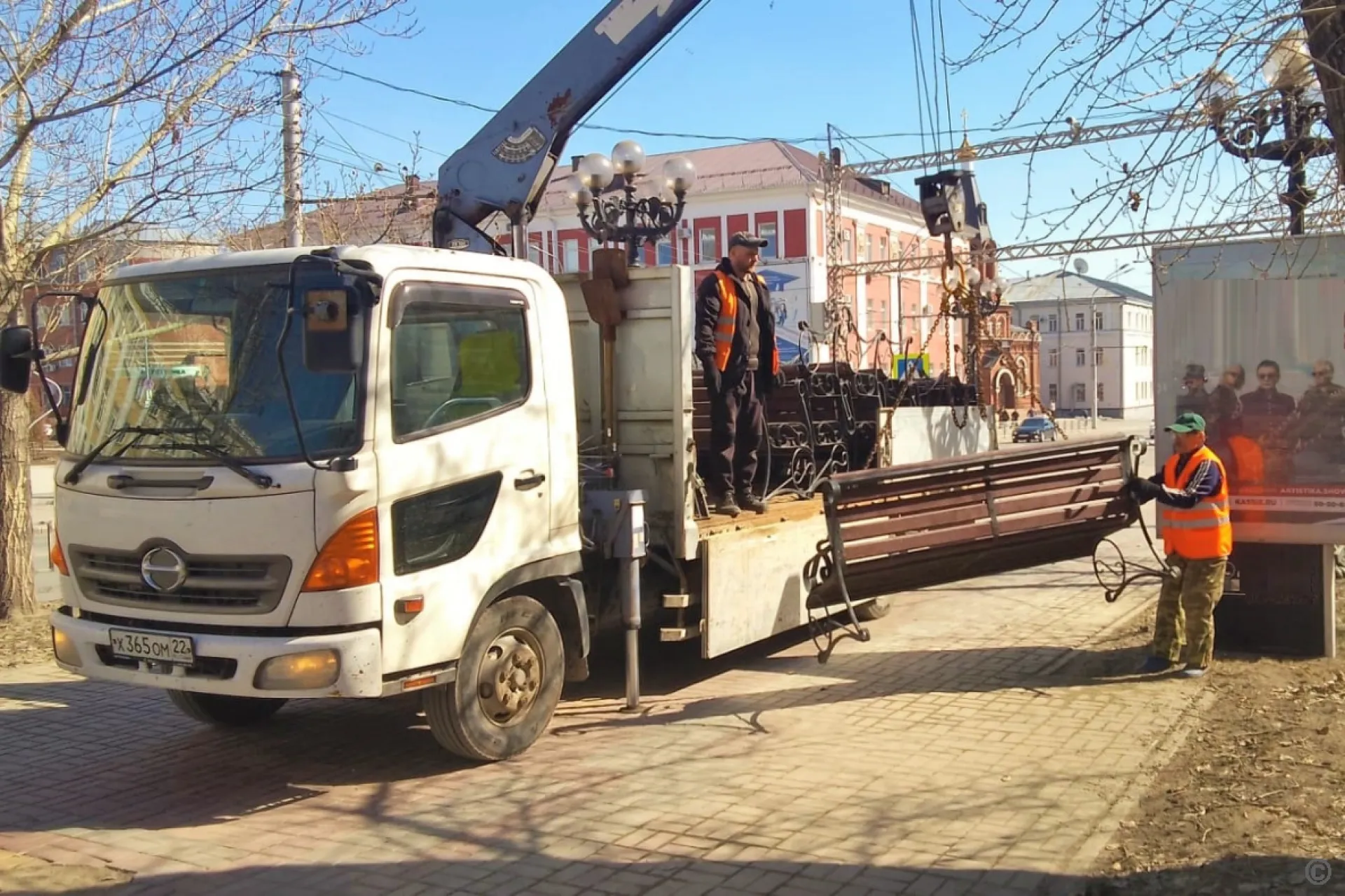 Скамейки возвращают в Барнаульские парки и скверы Скамейки возвращают в Барнаульские парки и скверы