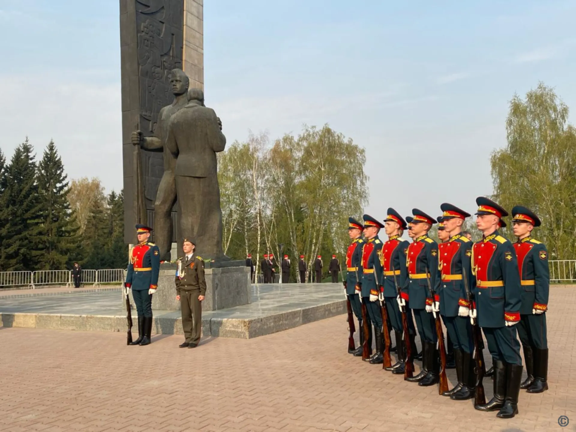 Цветы возложили к Мемориалу Славы в Барнауле в День Победы Цветы возложили к Мемориалу Славы в Барнауле в День Победы