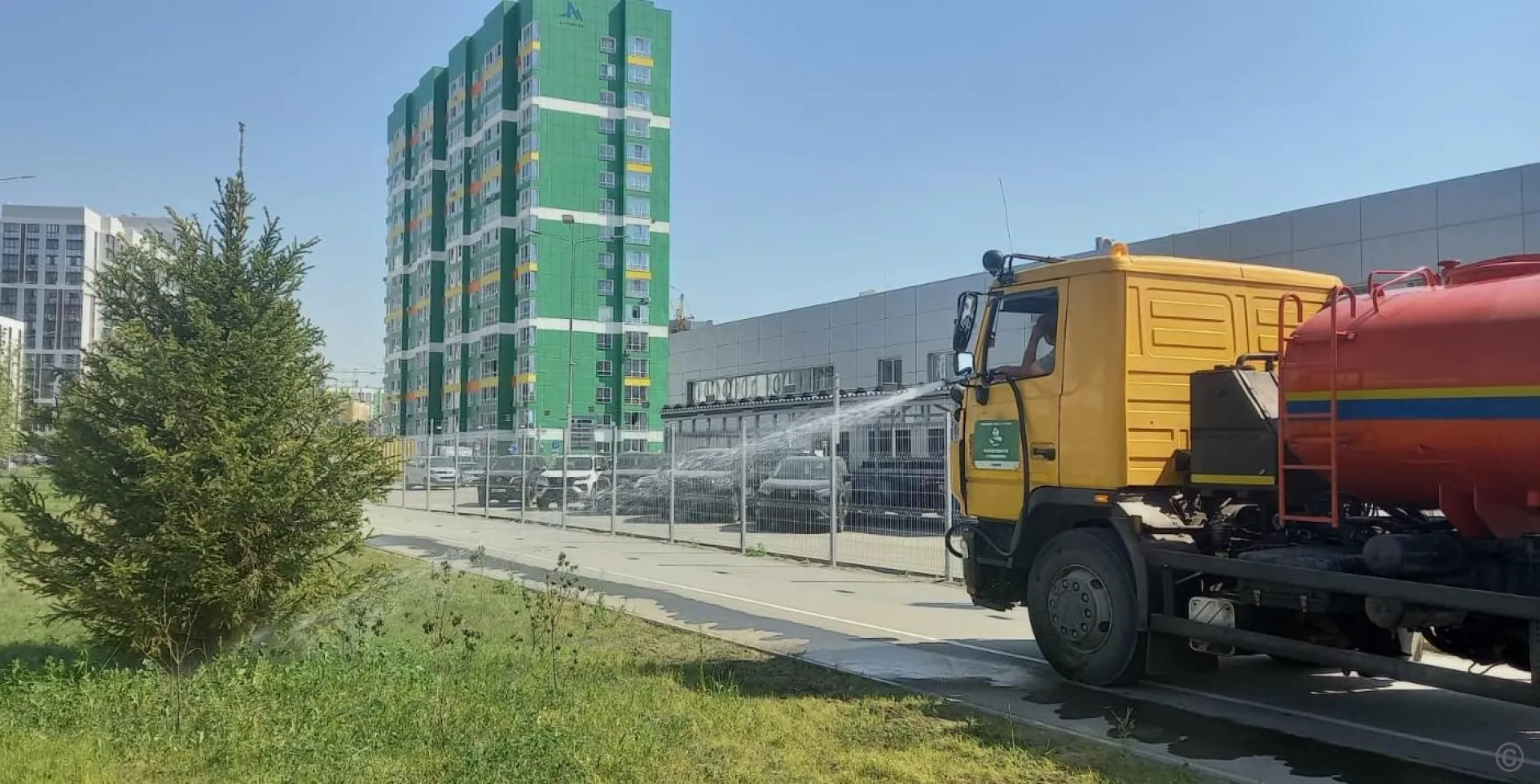 Из-за аномальной жары в Барнауле усилили полив деревьев и газонов Из-за аномальной жары в Барнауле усилили полив деревьев и газонов