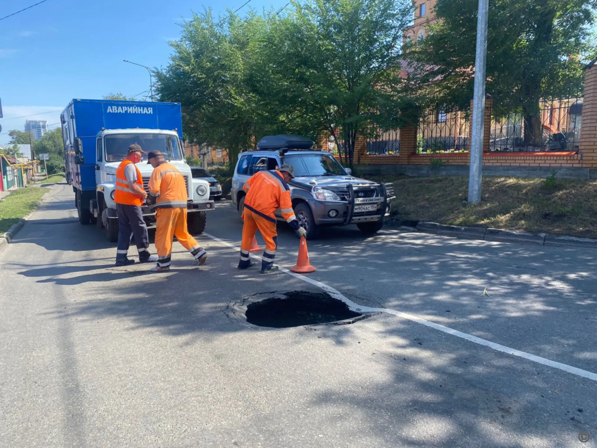 Дыра в асфальте образовалась на улице Аванесова в Барнауле Дыра в асфальте образовалась на улице Аванесова в Барнауле