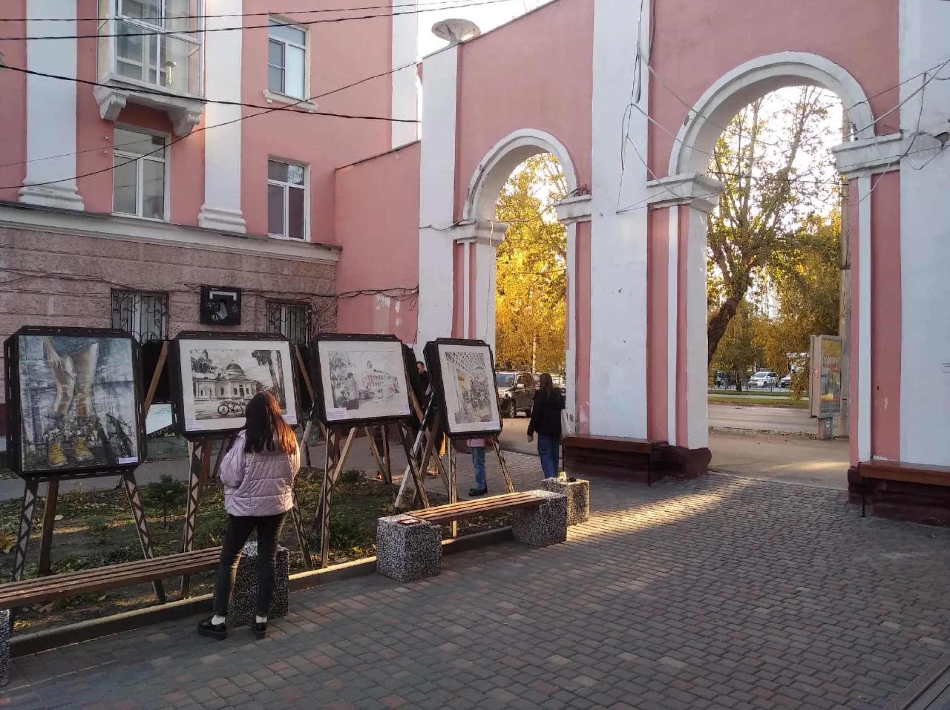 В Барнауле открылась выставка картин под открытым небом В Барнауле открылась выставка картин под открытым небом