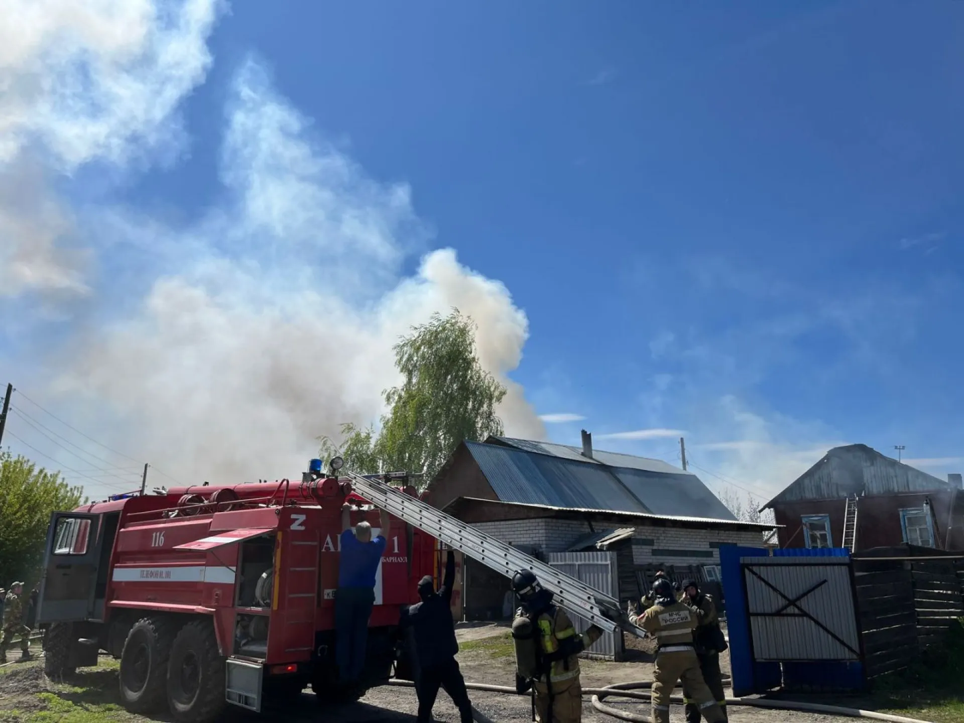 Пожар произошёл в частном секторе Барнаула Пожар произошёл в частном секторе Барнаула