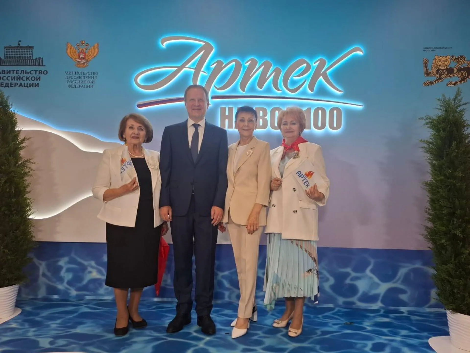 Почетные артековцы от Алтайского края приняли участие в праздновании 100-летия легендарного детского лагеря Почетные артековцы от Алтайского края приняли участие в праздновании 100-летия легендарного детского лагеря