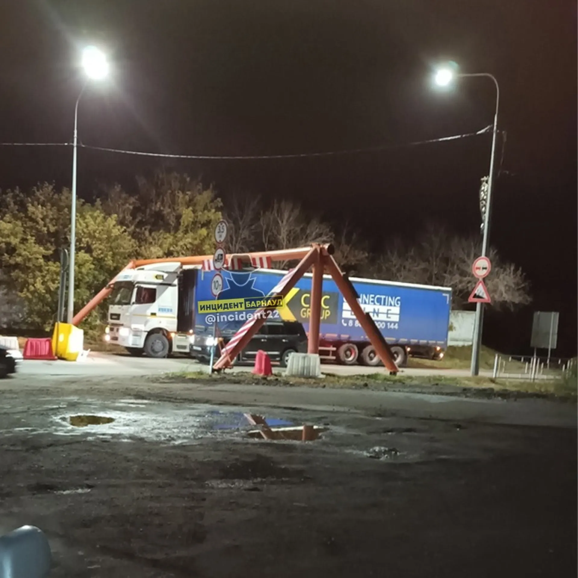 Грузовой автомобиль врезался в ограничитель высоты у Старого моста в Барнауле Грузовой автомобиль врезался в ограничитель высоты у Старого моста в Барнауле
