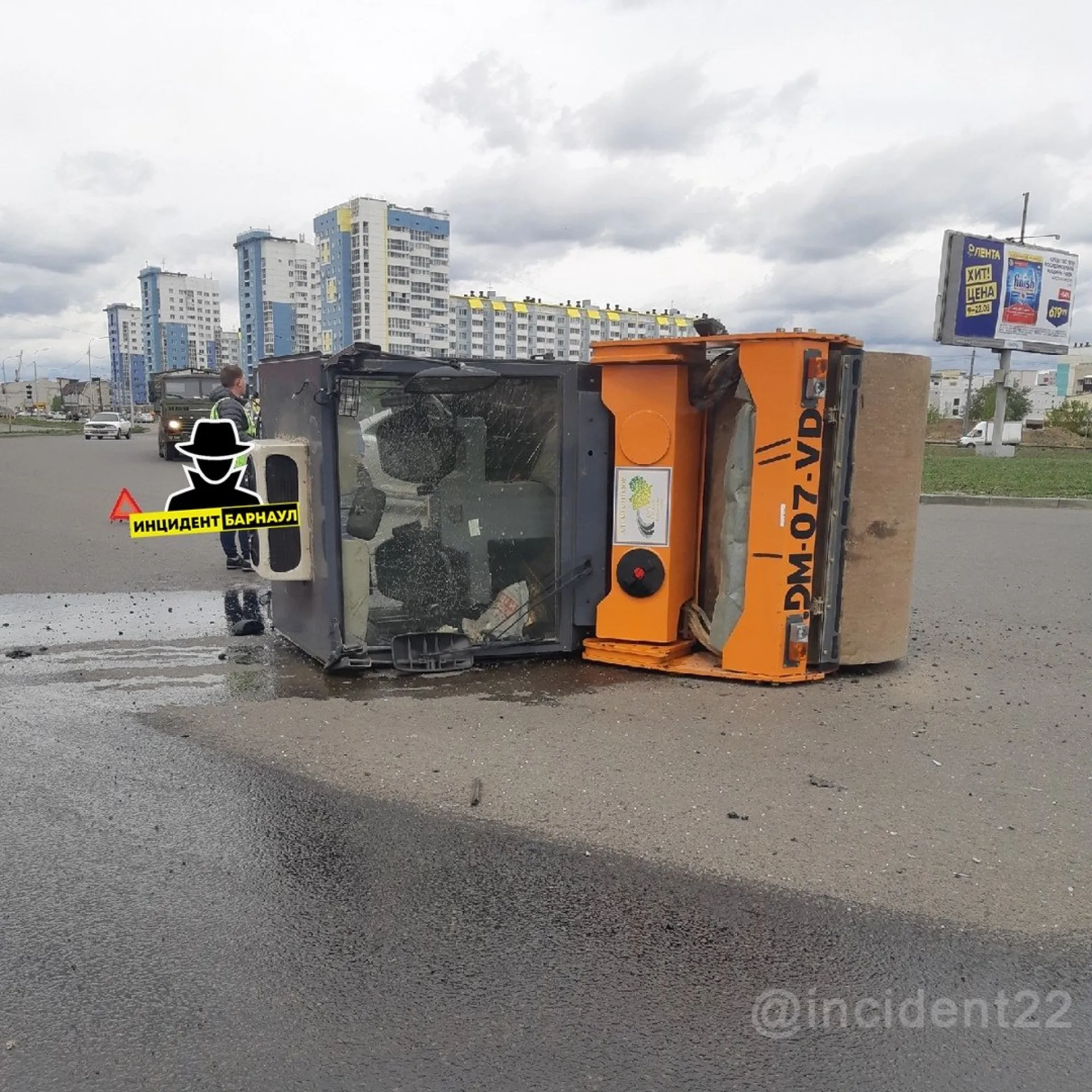 Каток перевернулся в Барнауле