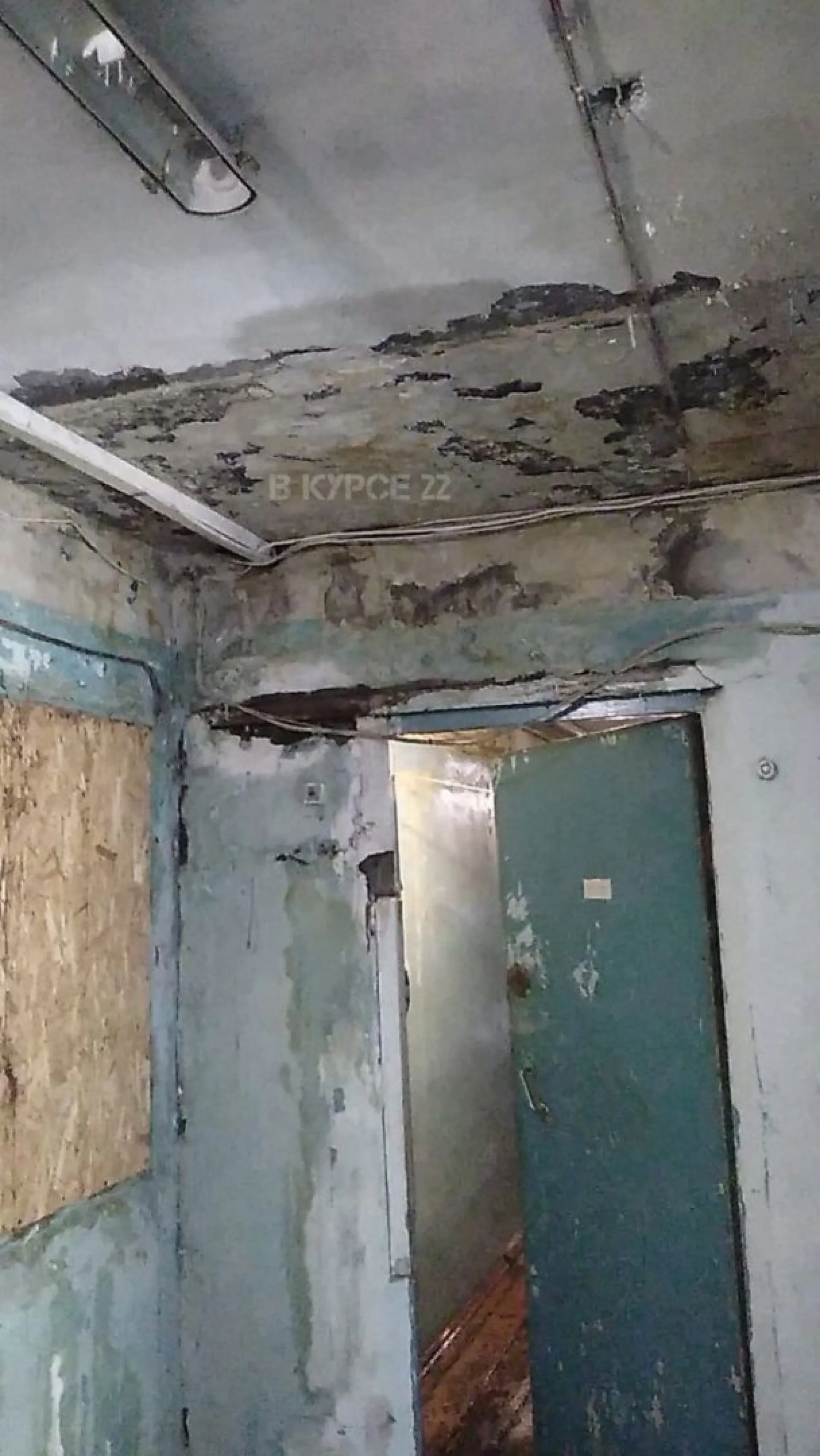 Житель Барнаула жалуется на затопление квартир и подъезда в пятиэтажном доме Житель Барнаула жалуется на затопление квартир и подъезда в пятиэтажном доме