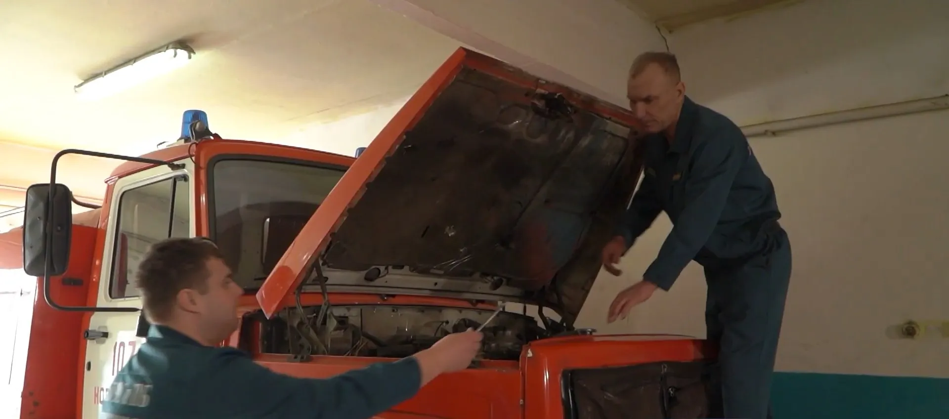 Пожарный из Алтайского края спас двух человек из огня, повторив подвиг отца-спасателя Пожарный из Алтайского края спас двух человек из огня, повторив подвиг отца-спасателя