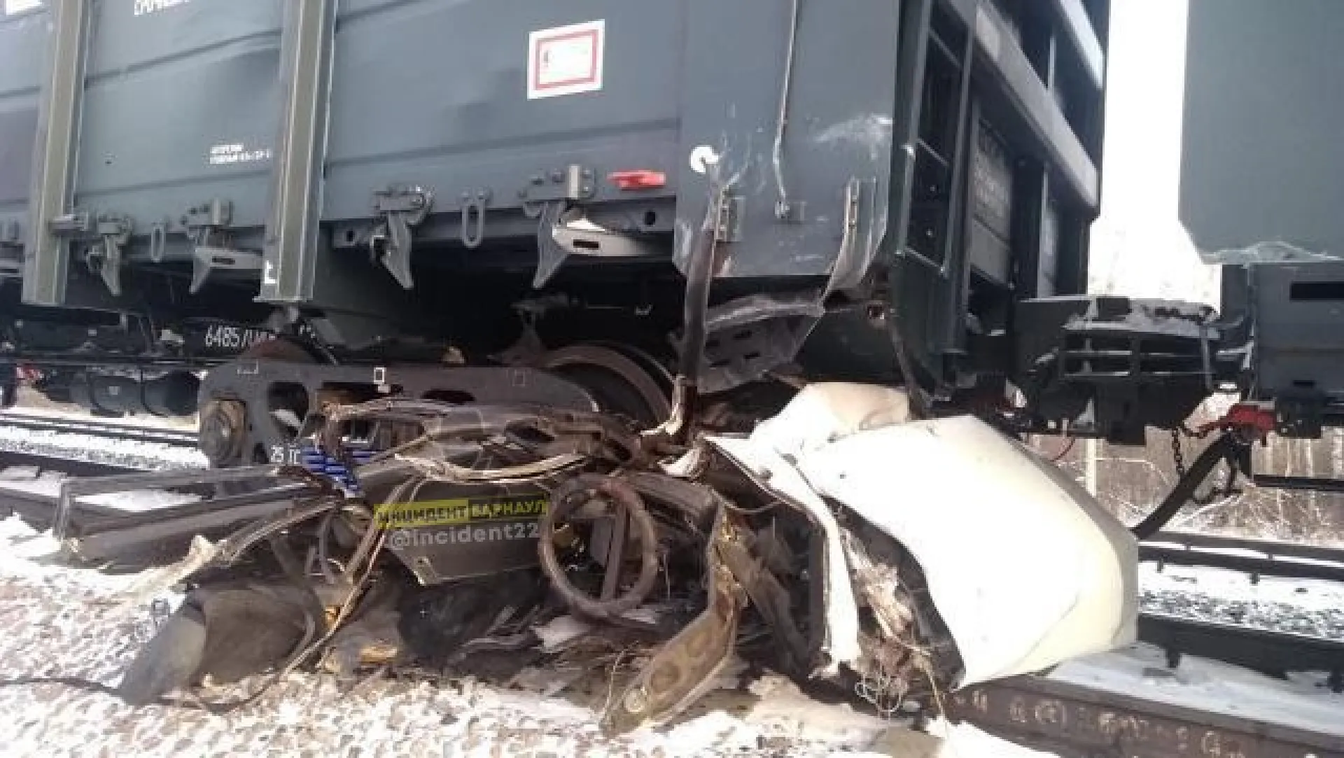 Товарный поезд протащил легковушку под колёсами в Алтайском крае Товарный поезд протащил легковушку под колёсами в Алтайском крае
