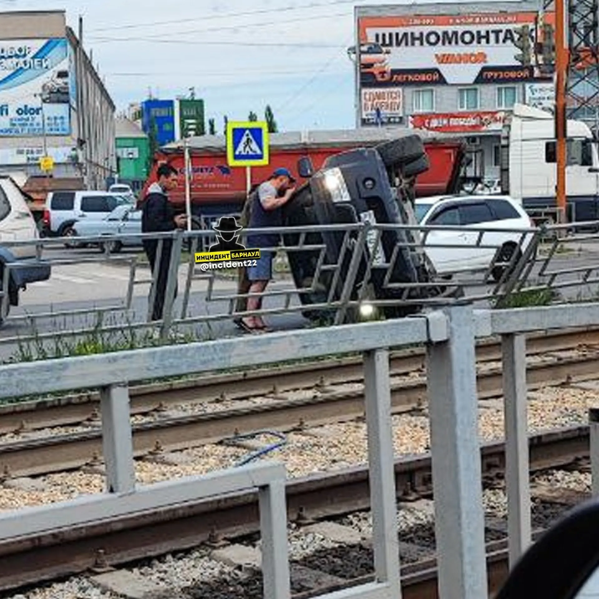 ДТП с переворотом машины произошло в Барнауле ДТП с переворотом машины произошло в Барнауле