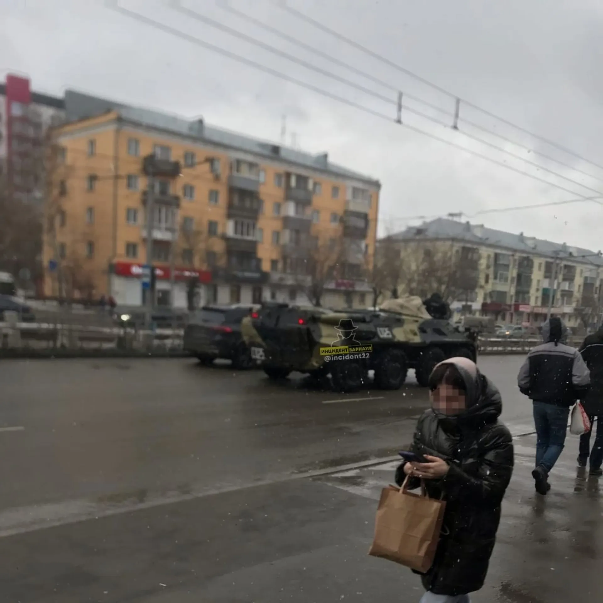 Барнаульцы заметили в городе бронетранспортёр Барнаульцы заметили в городе бронетранспортёр