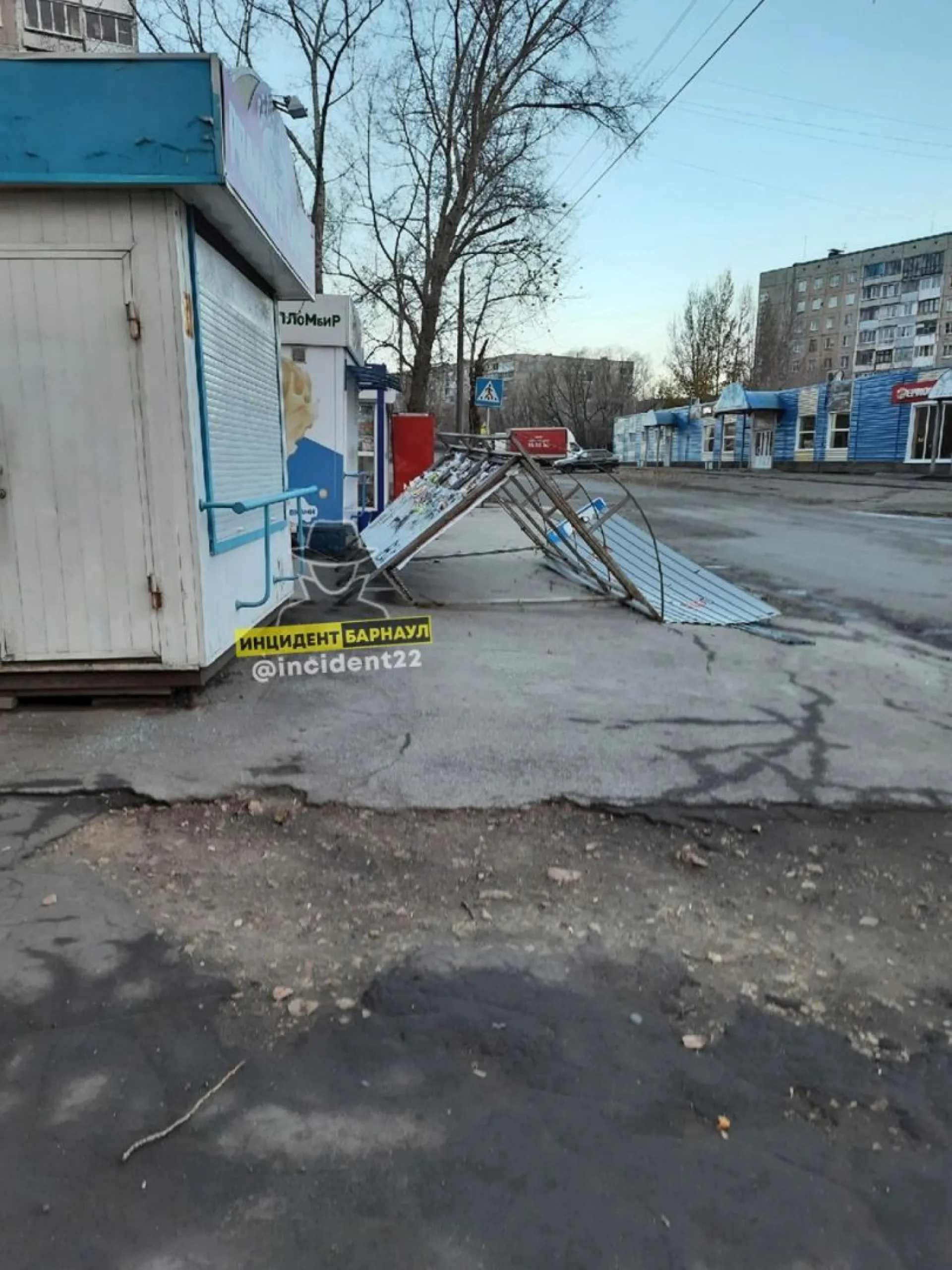 Сильный ветер снес остановки в Барнауле Сильный ветер снес остановки в Барнауле