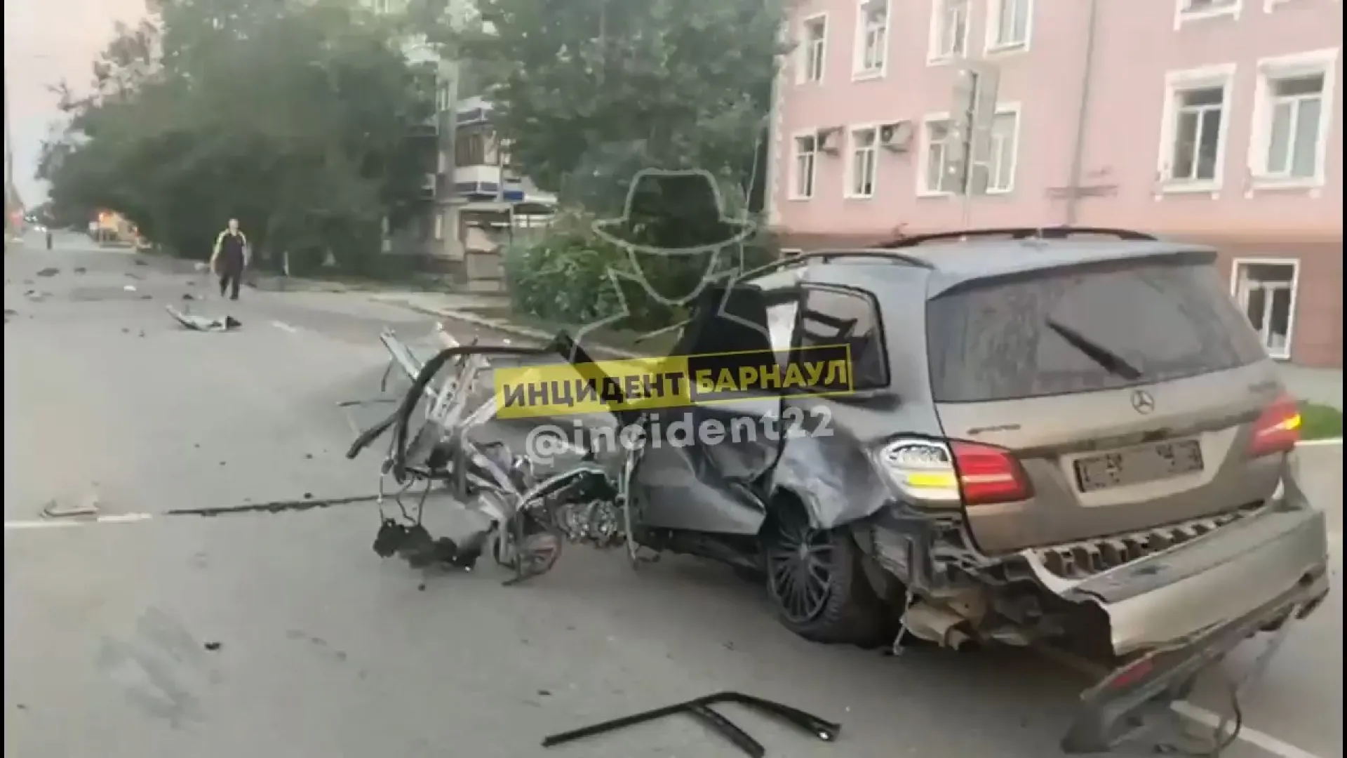 Осколками автомобиля усыпало барнаульскую улицу в результате ДТП Осколками автомобиля усыпало барнаульскую улицу в результате ДТП