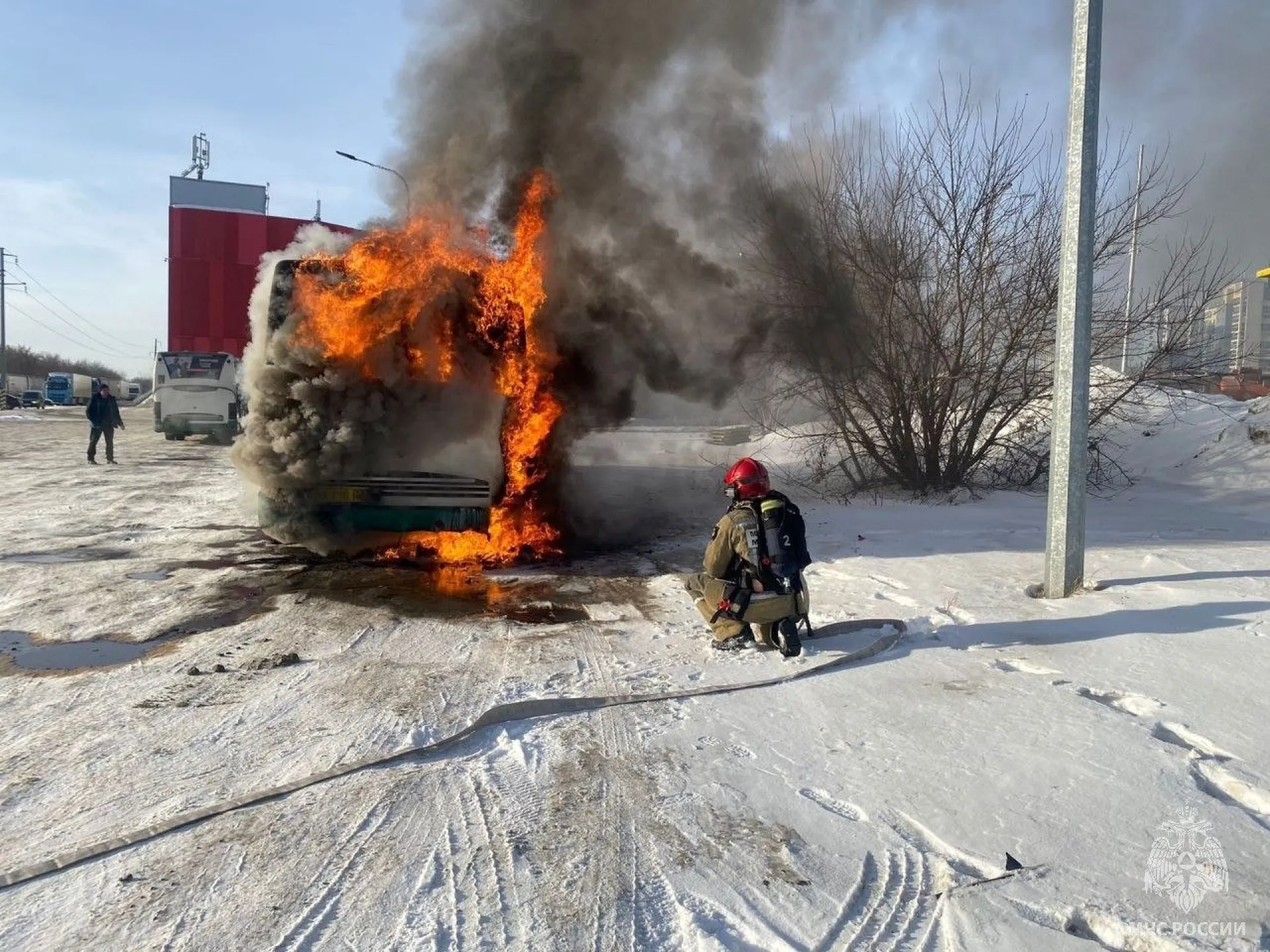 Автобус загорелся в Барнауле Автобус загорелся в Барнауле