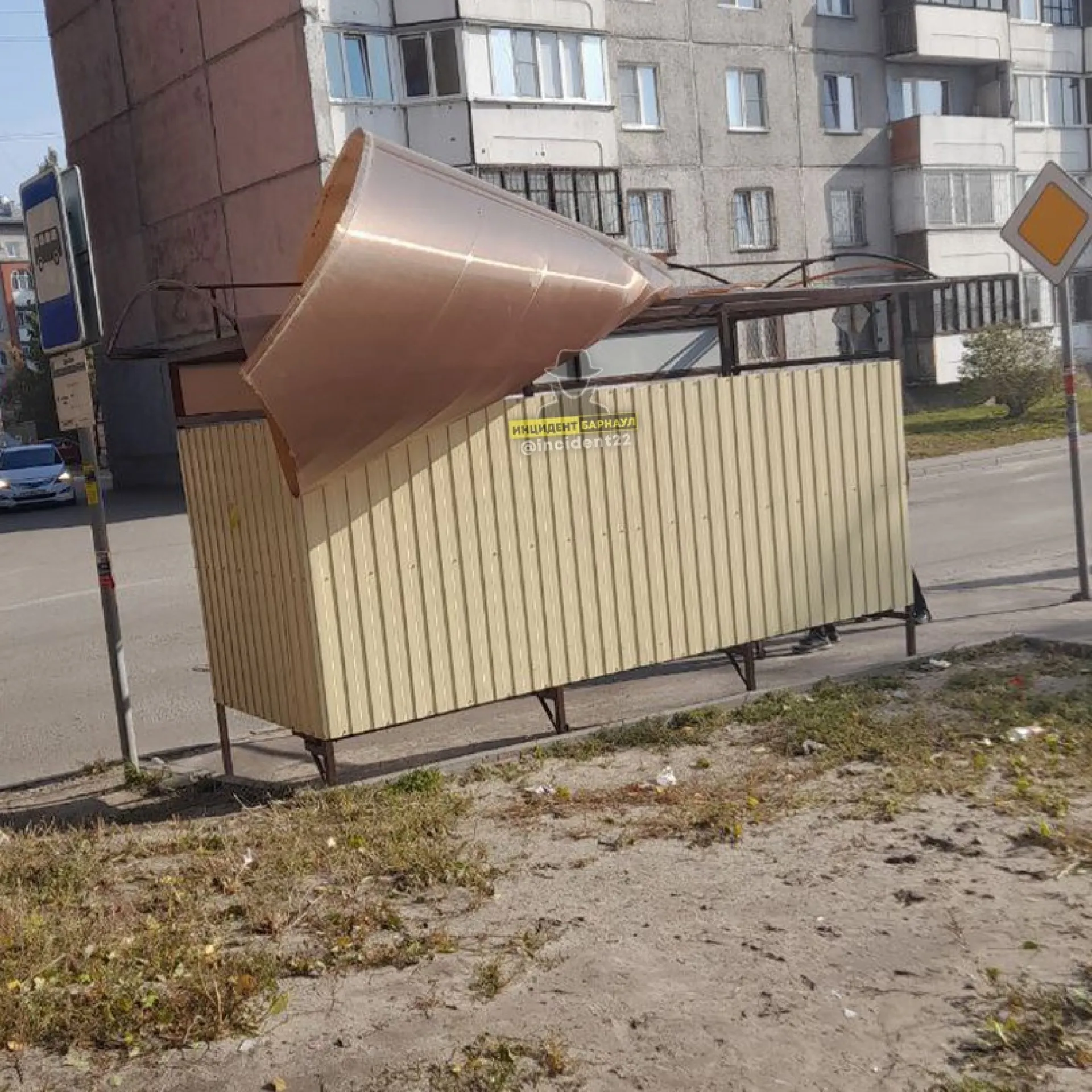 Крышу на остановке сорвало ветром в Барнауле Крышу на остановке сорвало ветром в Барнауле