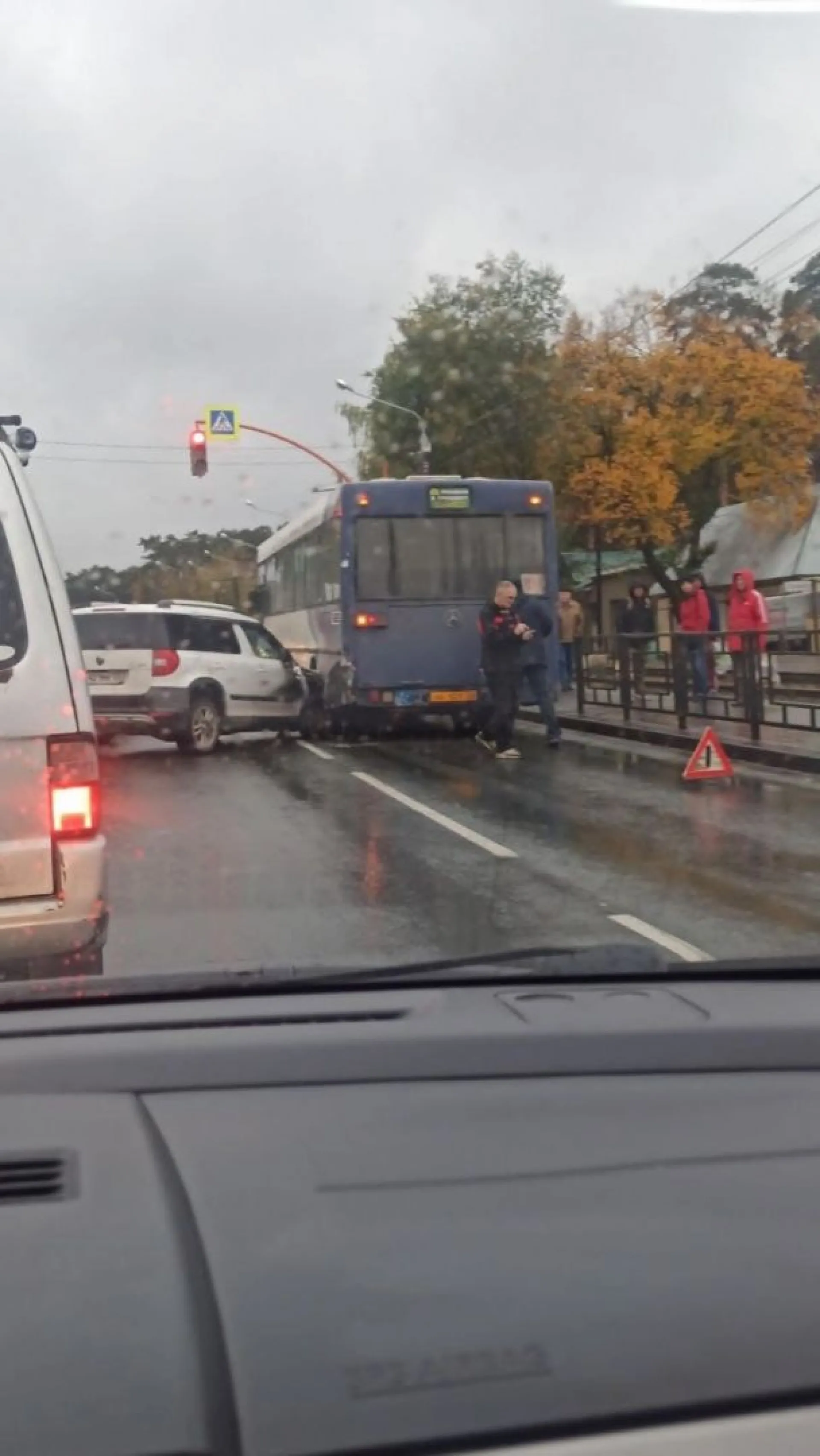 Легковушка врезалась в автобус в Барнауле Легковушка врезалась в автобус в Барнауле