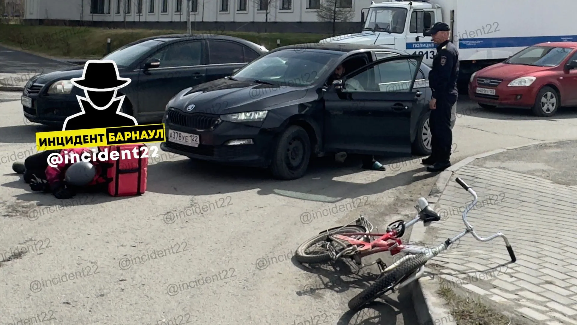 Сотрудник доставки попал под машину в Барнауле Сотрудник доставки попал под машину в Барнауле