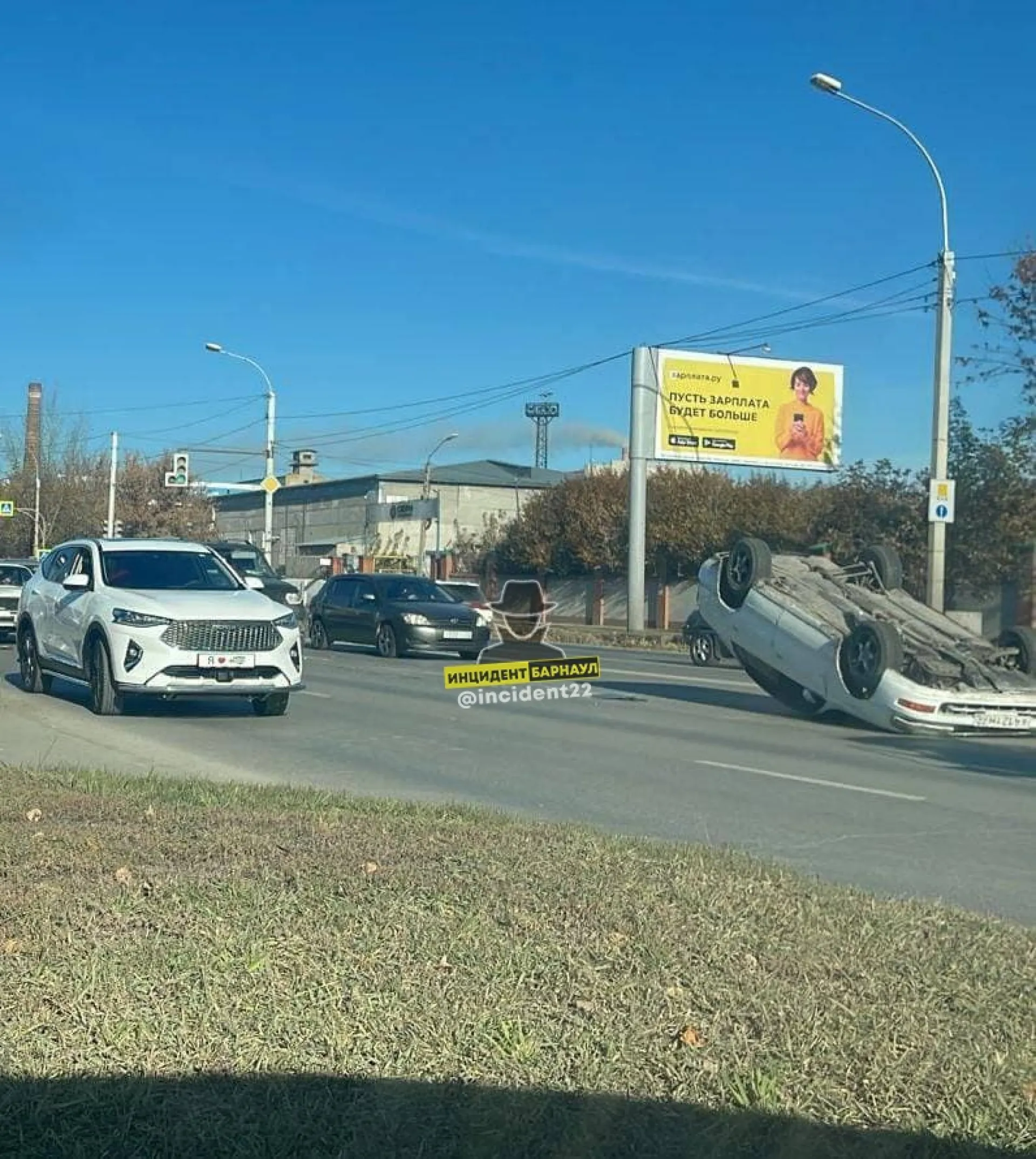 Автомобиль перевернулся в результате ДТП в Барнауле Автомобиль перевернулся в результате ДТП в Барнауле