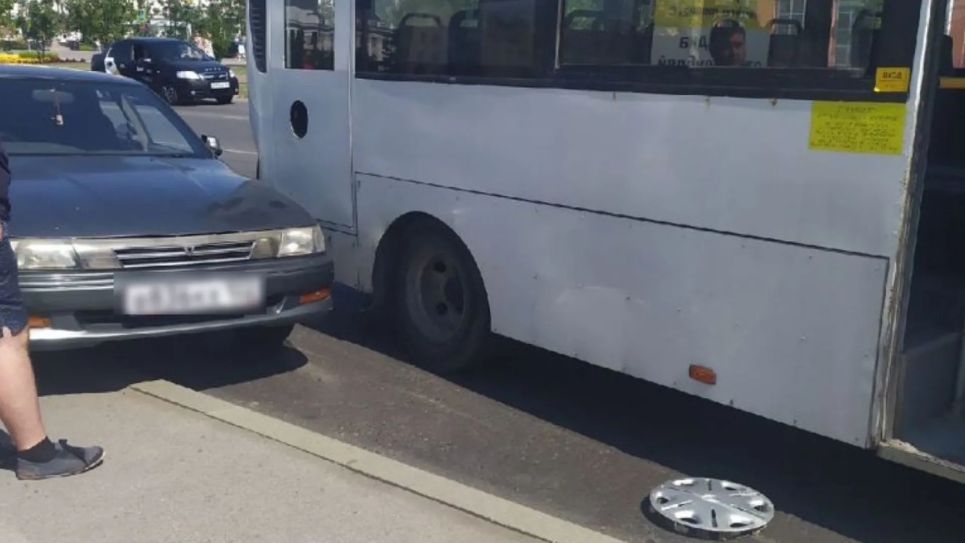 Легковушка врезалась в автобус на остановке в центре Барнаула Легковушка врезалась в автобус на остановке в центре Барнаула