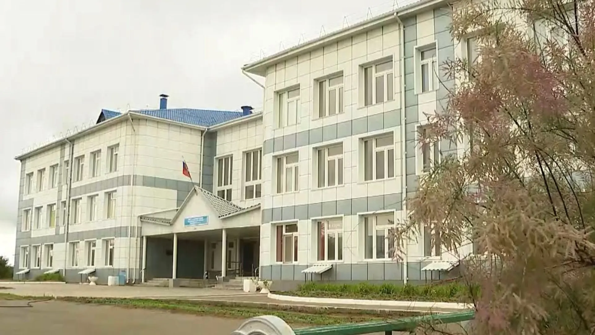 850 учеников ютятся в Завьяловской средней школе, рассчитанной всего на 340 человек. Какое решение проблемы нашли местные власти 850 учеников ютятся в Завьяловской средней школе, рассчитанной всего на 340 человек. Какое решение проблемы нашли местные власти